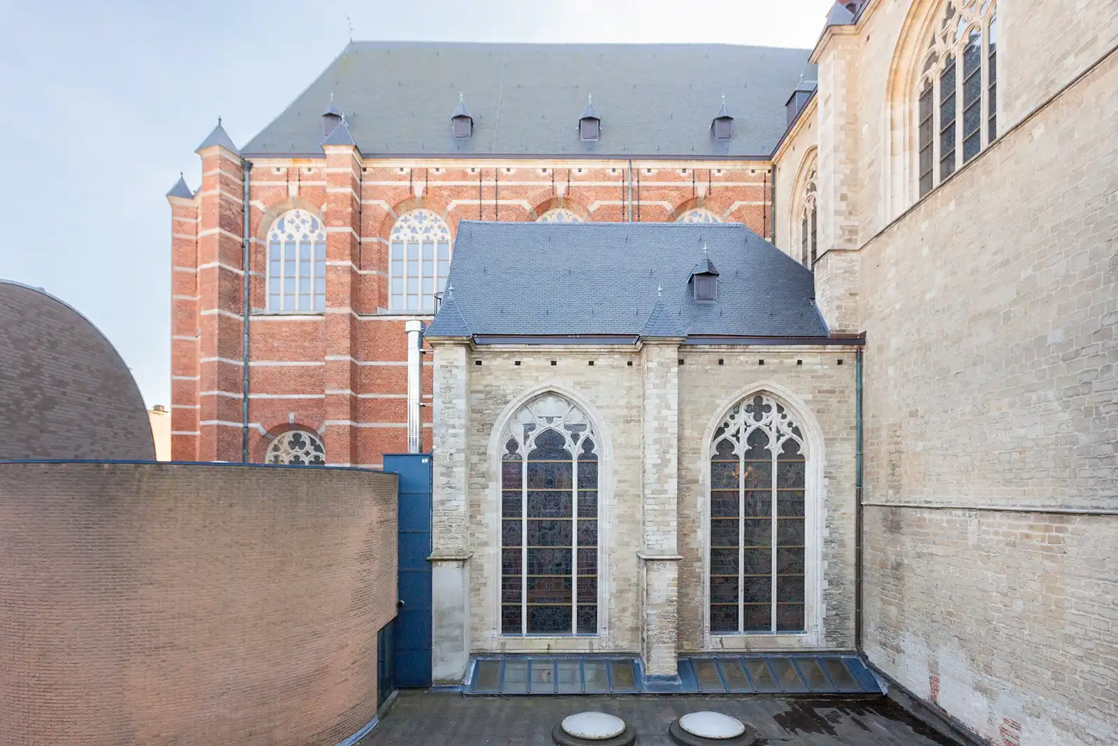 Ruime te renoveren woning met tuin en garage foto 8