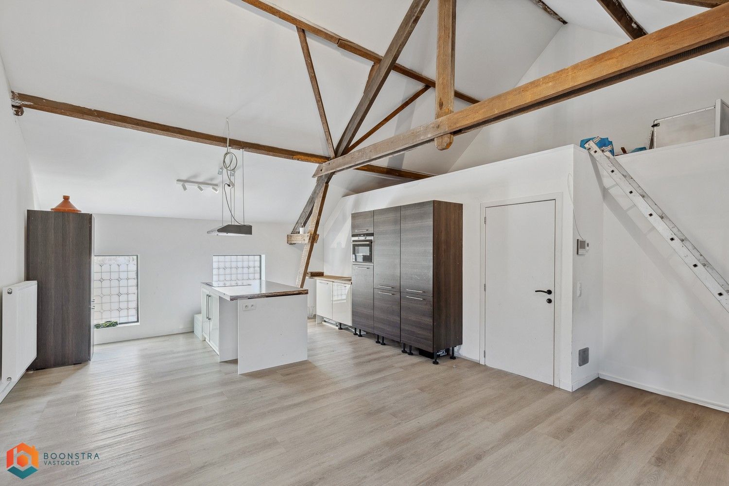 Grondig gerenoveerd handelsgelijkvloers met woonst en ruime parking foto 19