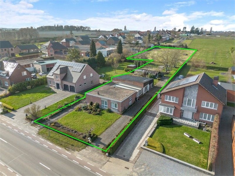 Hoofdfoto van de publicatie: RUIM TE RENOVEREN GEZINSWONING OP EEN MOOI PERCEEL VAN 42A24CA IN ALKEN