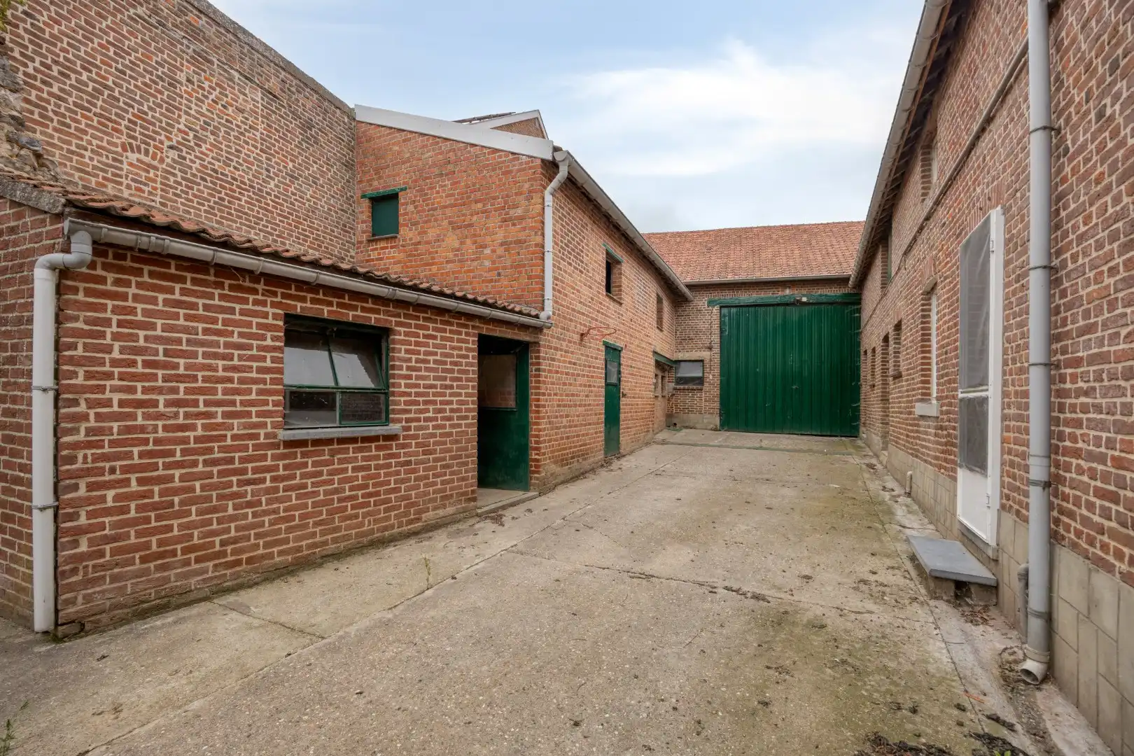 Hoevewoning met binnenkoer, stallingen en grote opslagruimte foto 18