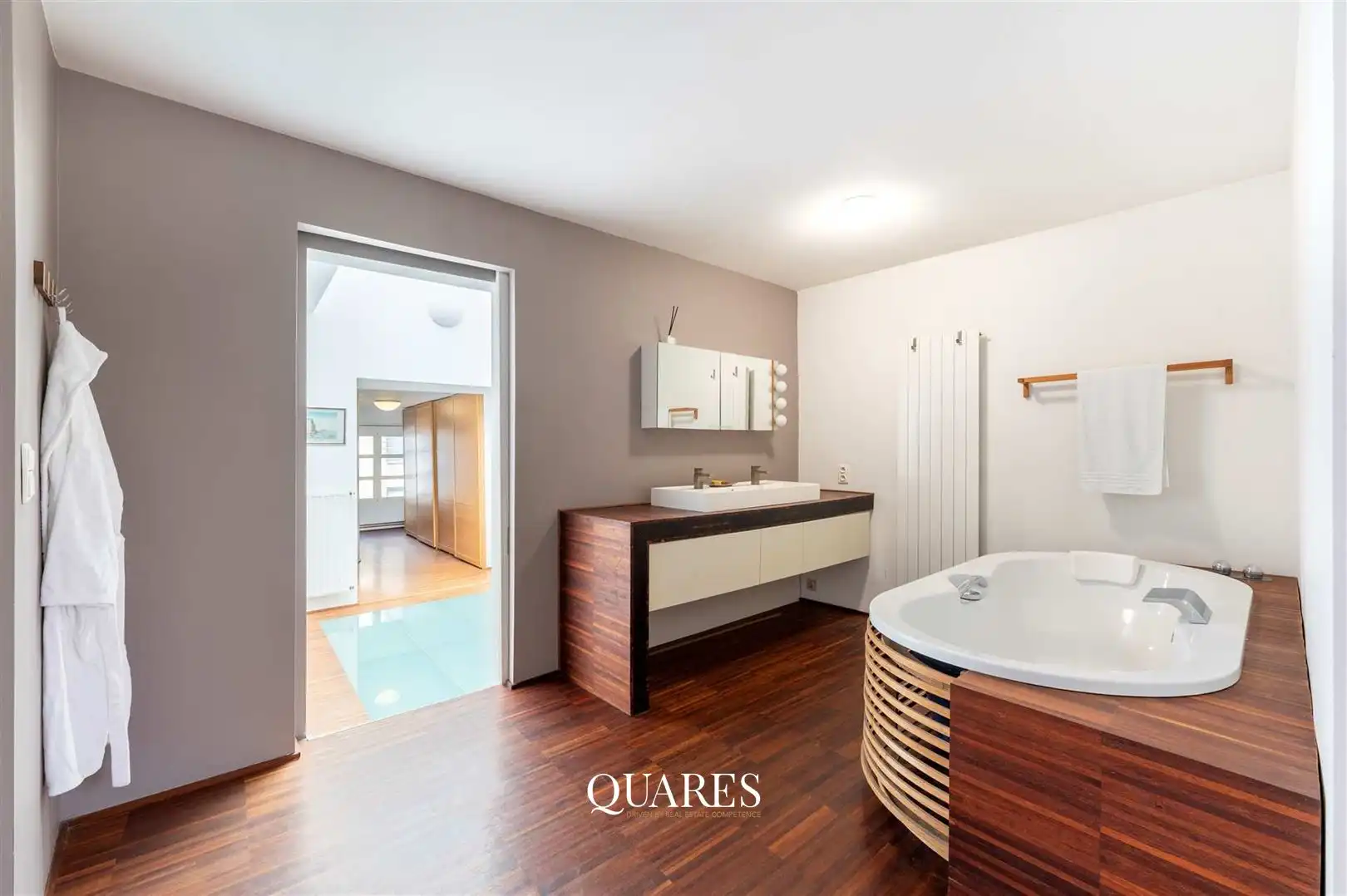 Herenhuis met zuidgerichte tuin en terras in het historisch centrum foto 17