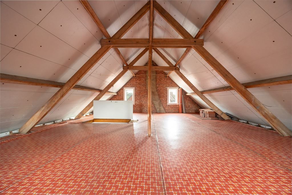 Karaktervolle woning met veel potentieel foto 29