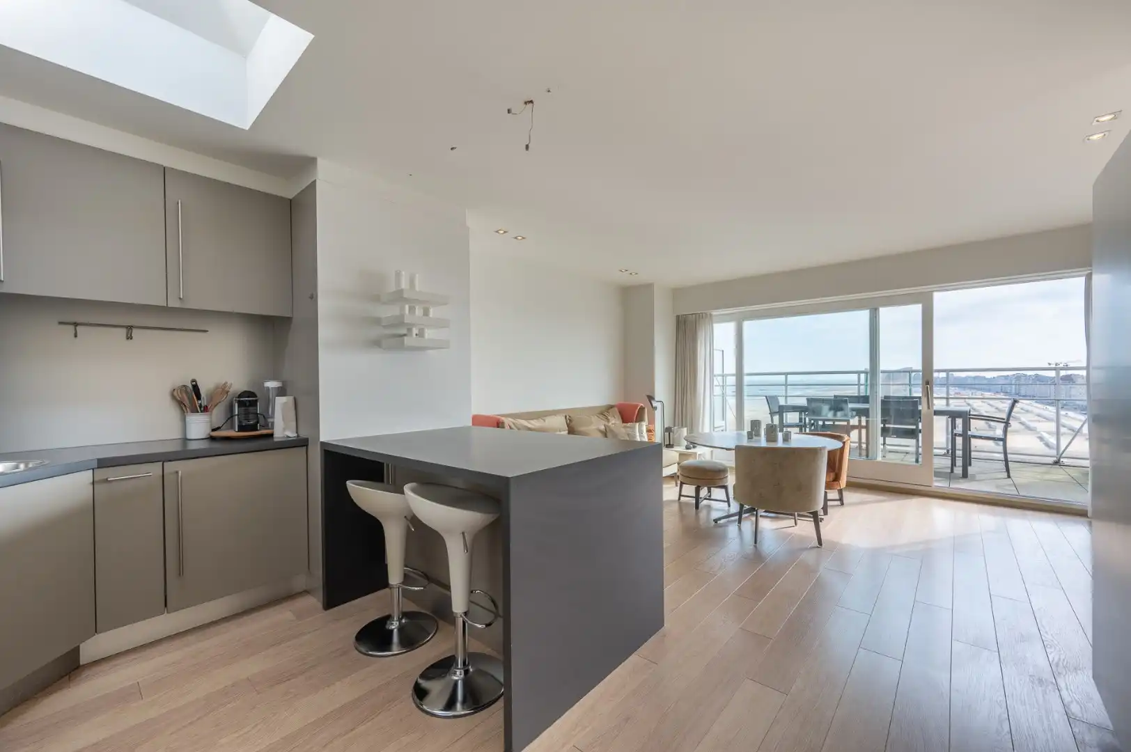 Appartement met magnifiek zeezicht op een 10de verdiepping gelegen in Duinbergen. foto 2