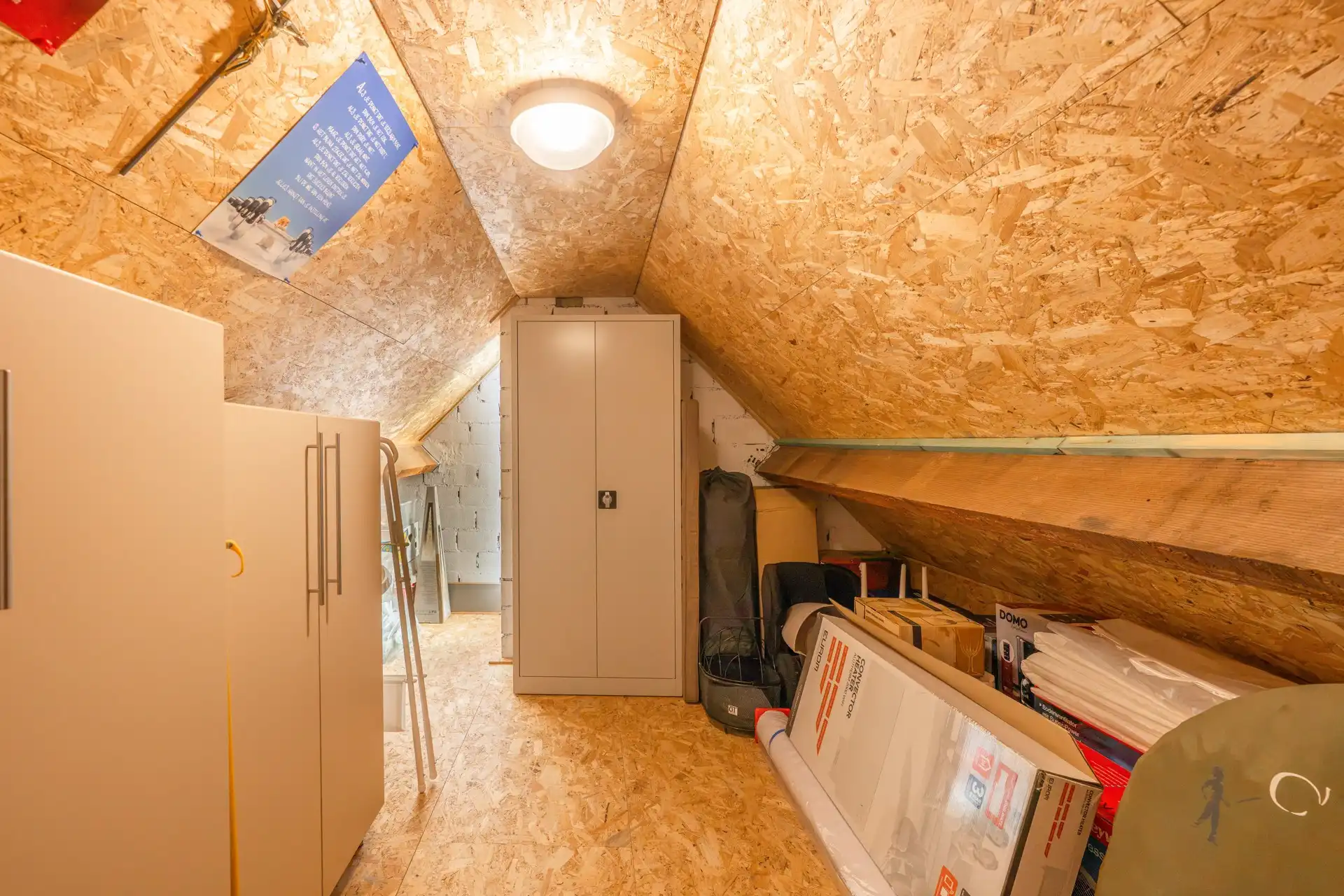 Knappe, verzorgde alleenstaande hedendaagse woning met 3 slaapkamers, garage en een prachtige aangelegde tuin TE KOOP in Wielsbeke! foto 23