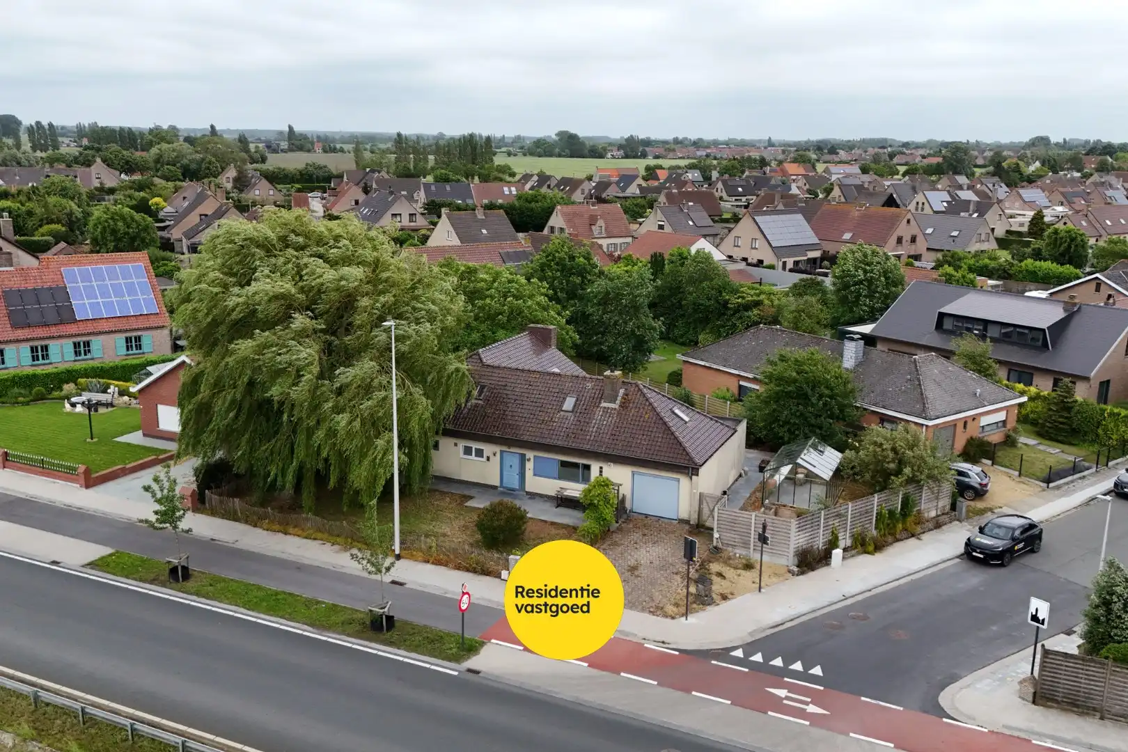 Vrijstaande bungalow met veel potentieel langs het water in hartje Oudenburg foto 2