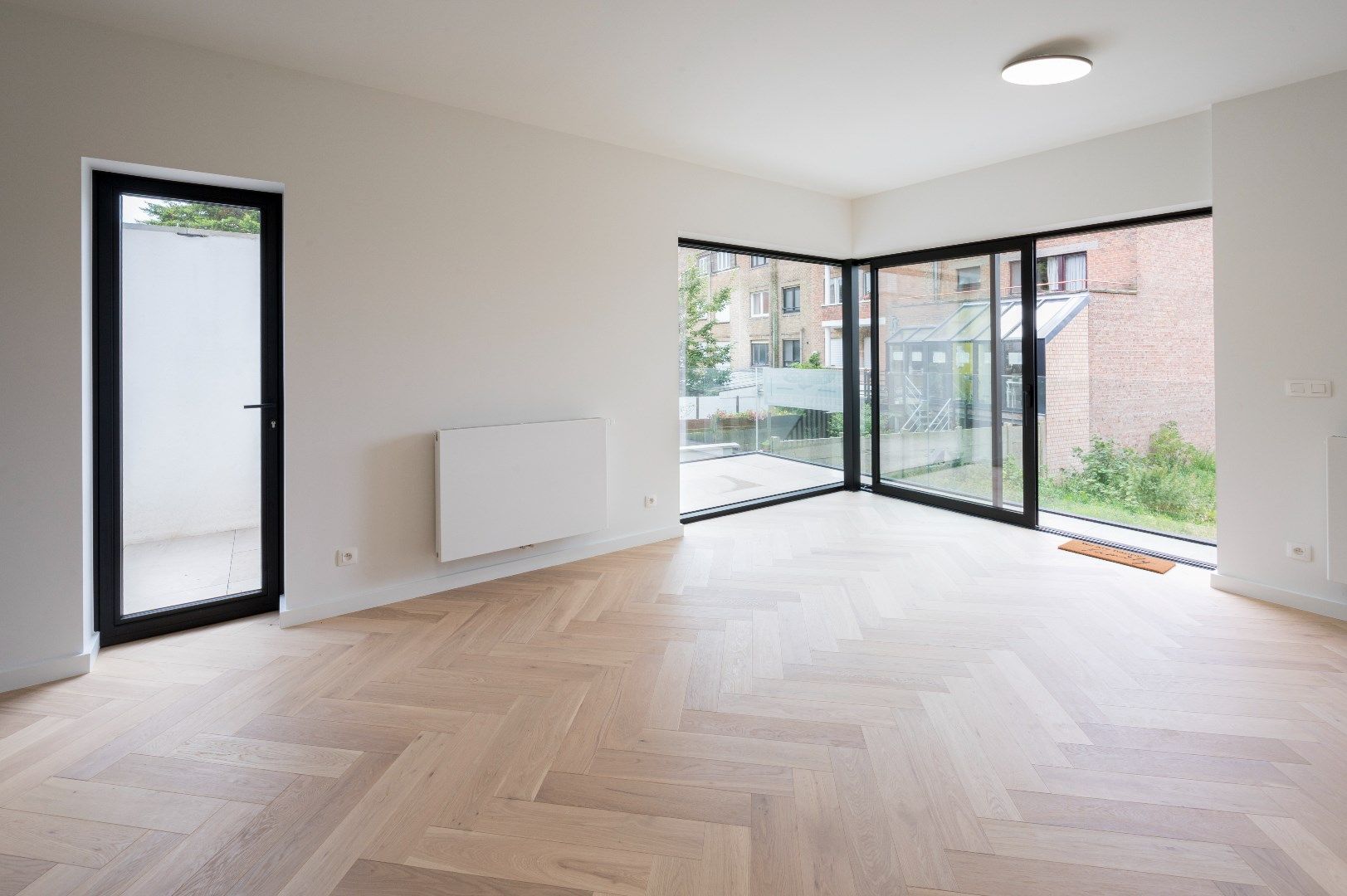 Vernieuwbouw – Luxueuze appartementen in een standingvol gebouw met glorieuze gevel op een boogscheut van het strand te Mariakerke! foto {{pictureIndex}}