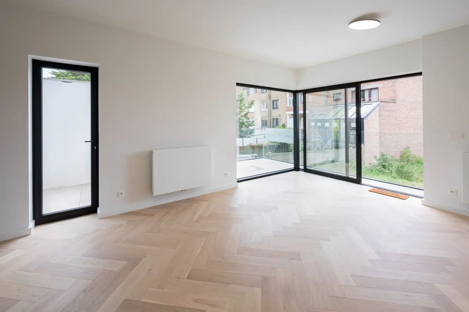 Vernieuwbouw – Luxueuze appartementen in een standingvol gebouw met glorieuze gevel op een boogscheut van het strand te Mariakerke! foto {{pictureIndex}}