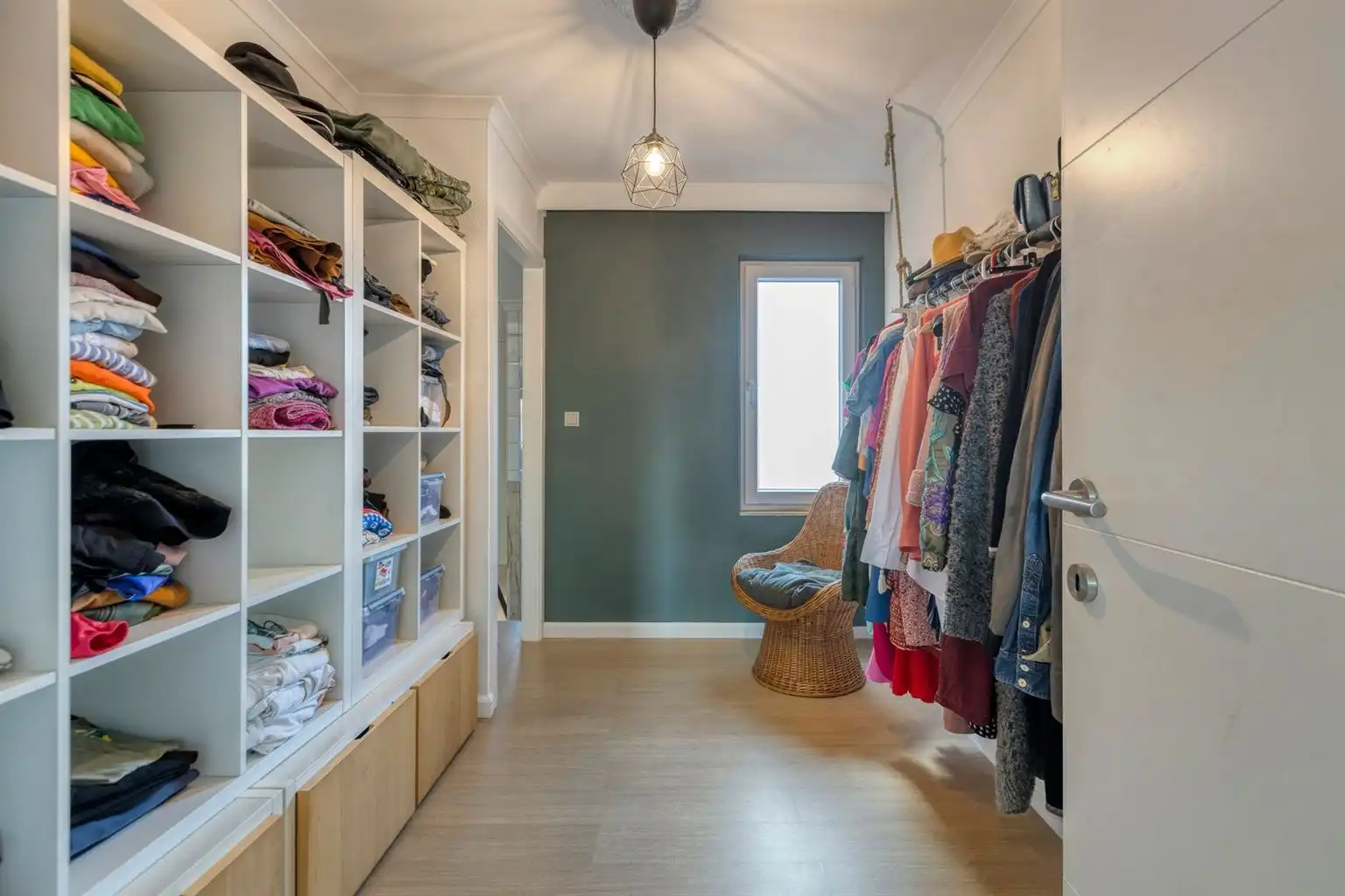 Gerenoveerde stadswoning met 2 slaapkamers, gezellige koer en ruime garagebox op wandelafstand van het centrum van Maaseik. foto 17