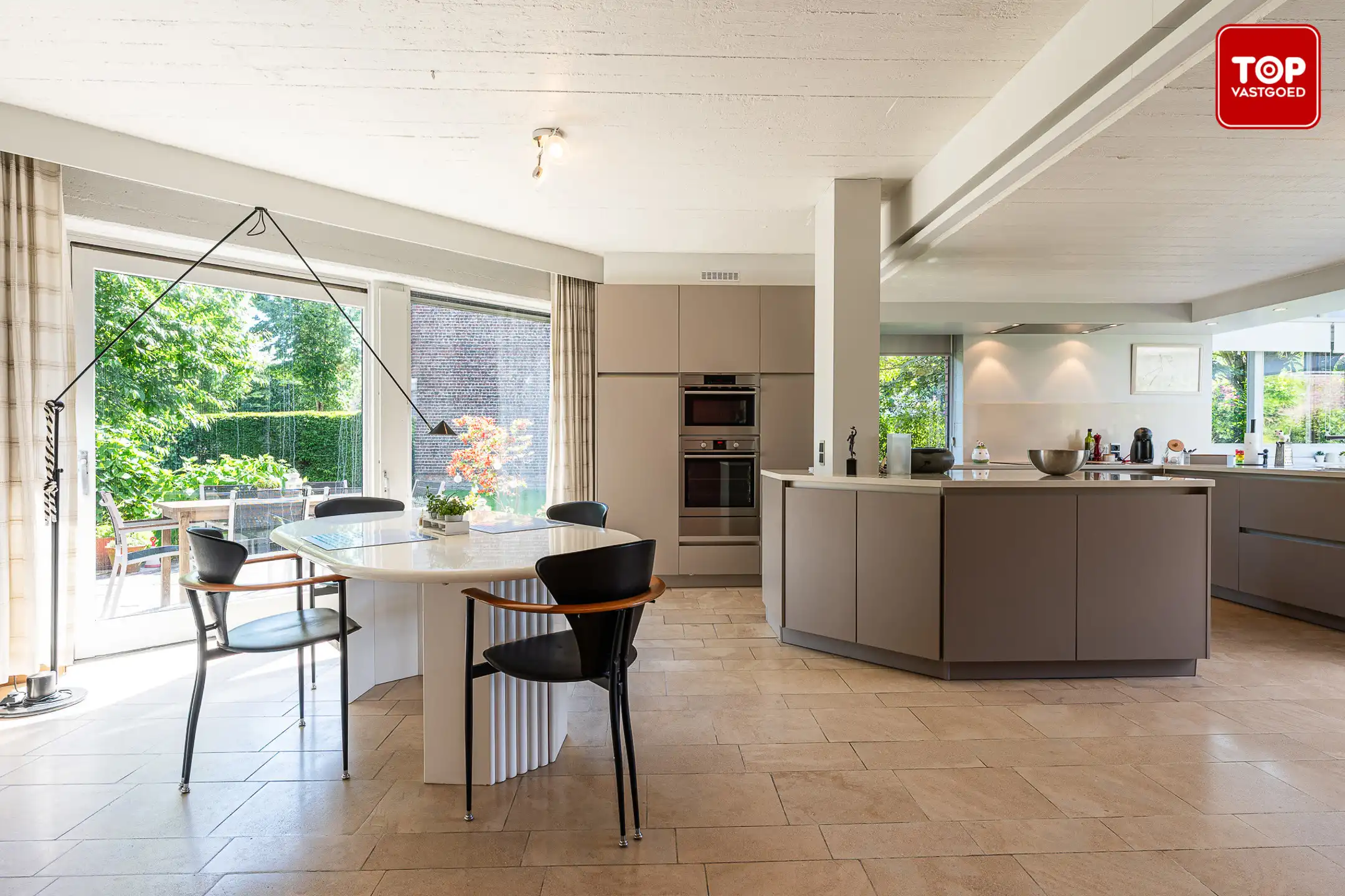 Architecturale woning met unieke split-level indeling op 659 m² in het groene Wondelgem foto 6