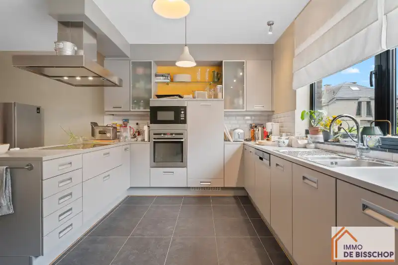 Groot, instapklaar appartement met 3 slaapkamers, mooi terras en garage foto 7
