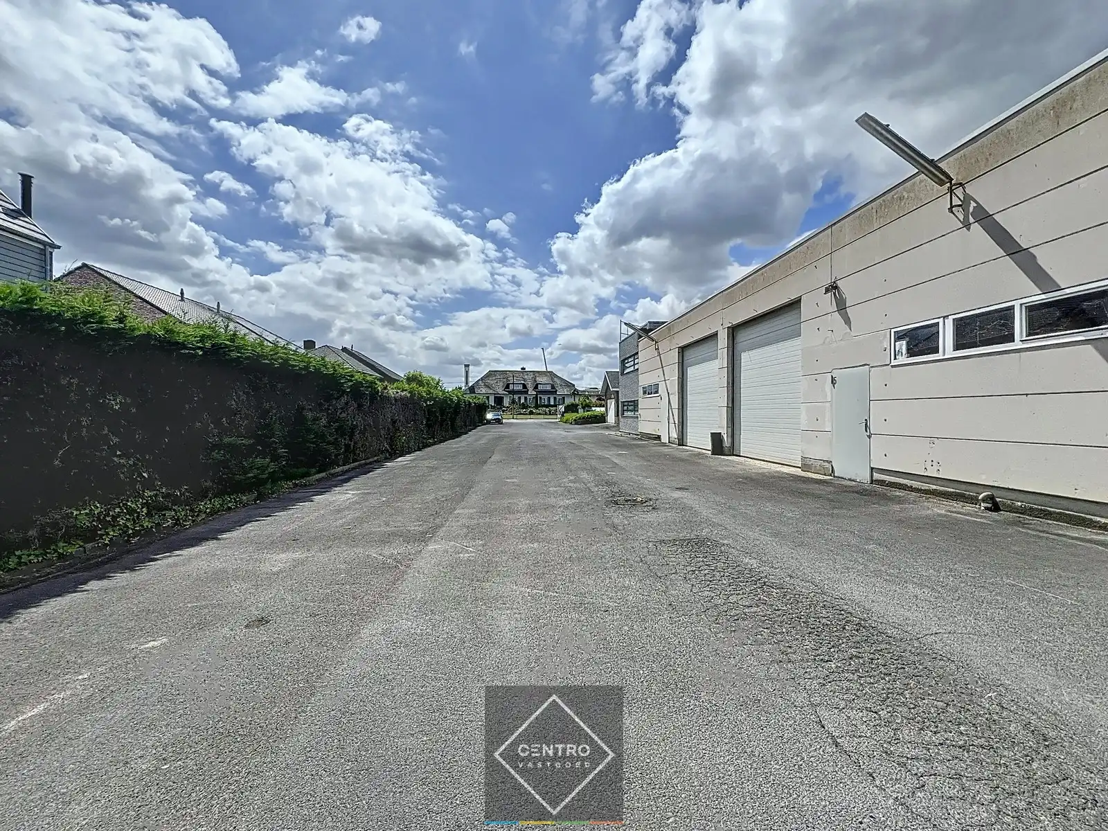 Instapklaar BEDRIJFSGEBOUW bestaande uit&nbsp;geïsoleerde MAGAZIJNEN met laadkade (ca. 2.539m²), KANTOREN (ca. 344 m²) én alleenstaande WONING. Op bedrijvenzone "Hoge Barriere" te Roeselare. foto 12