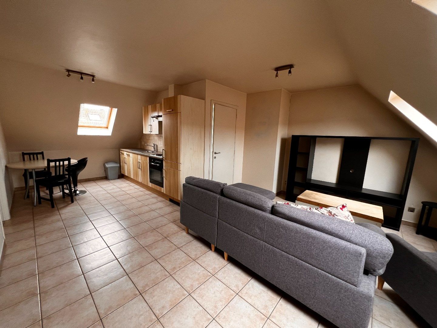 GEZELLIG GEMEUBELD APPARTEMENT MET 1 SLAAPKAMER IN CENTRUM IEPER foto 2