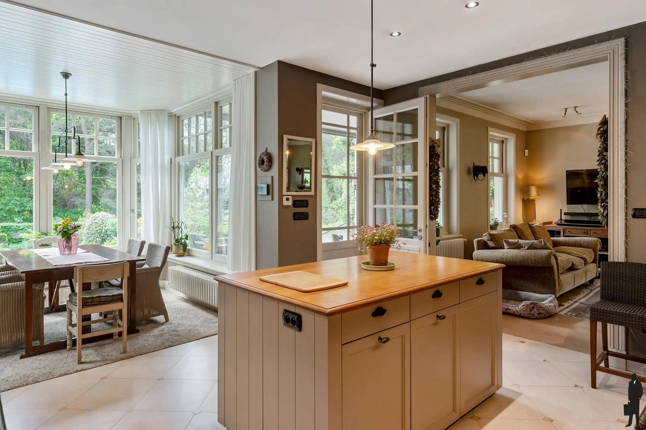 Exclusieve en uniek gelegen Engelse cottagevilla met orangerie, zwembad en aanpalende bouwgrond op ca. 1,1 ha in bosrijke omgeving. foto 5