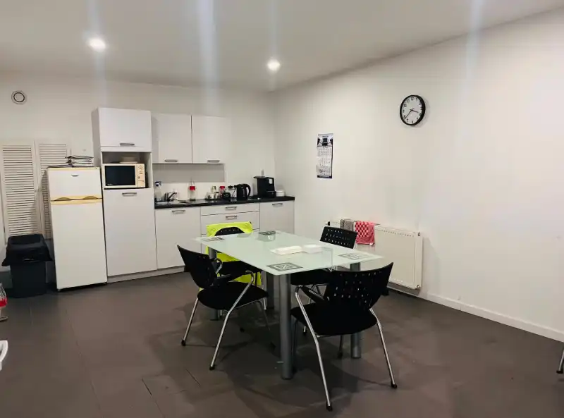 Magazijn met kantoor te huur foto 16