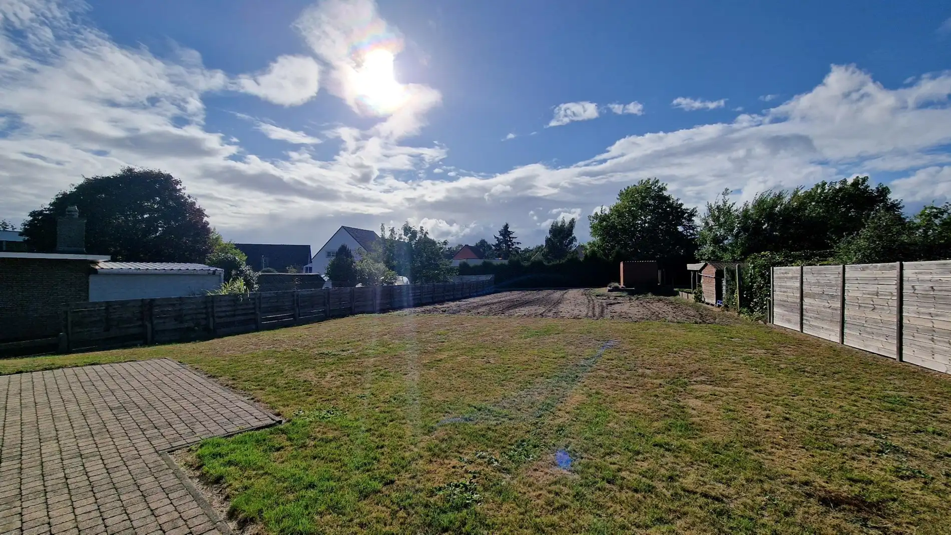 Open bebouwing met ruime tuin en garage foto 2