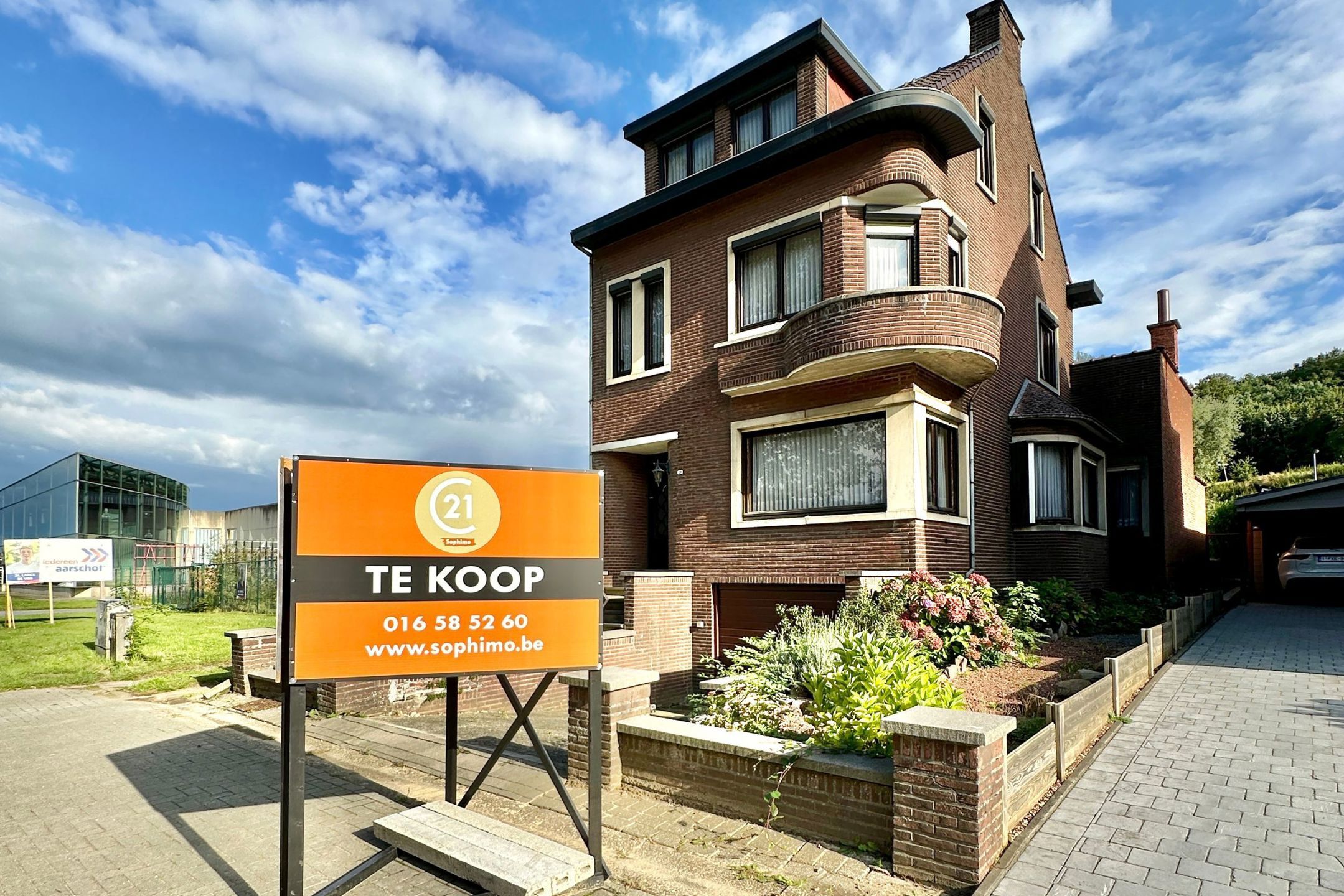 Te renoveren, ruime woning met mooie tuin foto 2