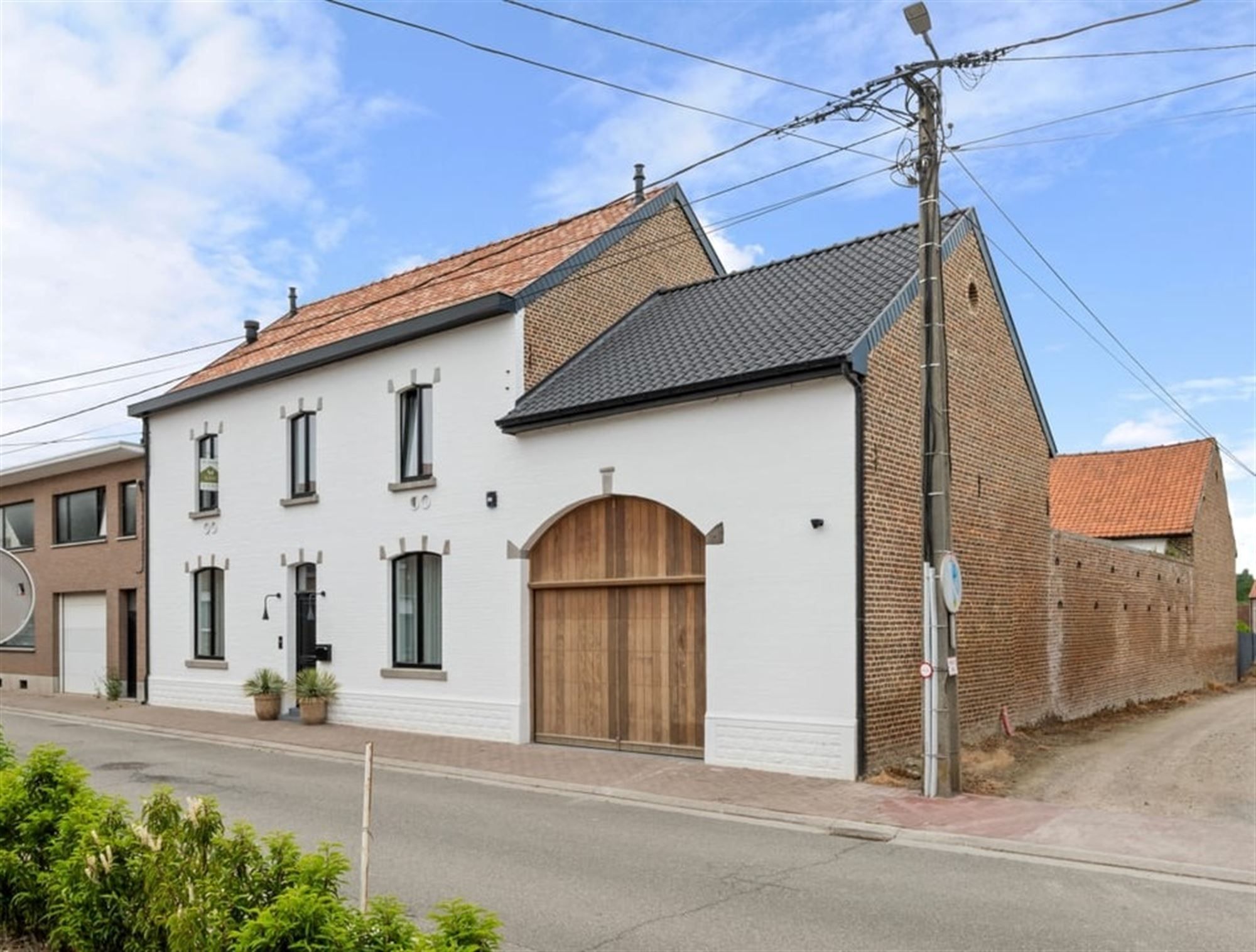 VOLLEDIG GERENOVEERDE VIERKANTSHOEVE GECOMBINEERD MET HISTORISCHE CHARME EN HEDENDAAGSE LUXE  foto {{pictureIndex}}