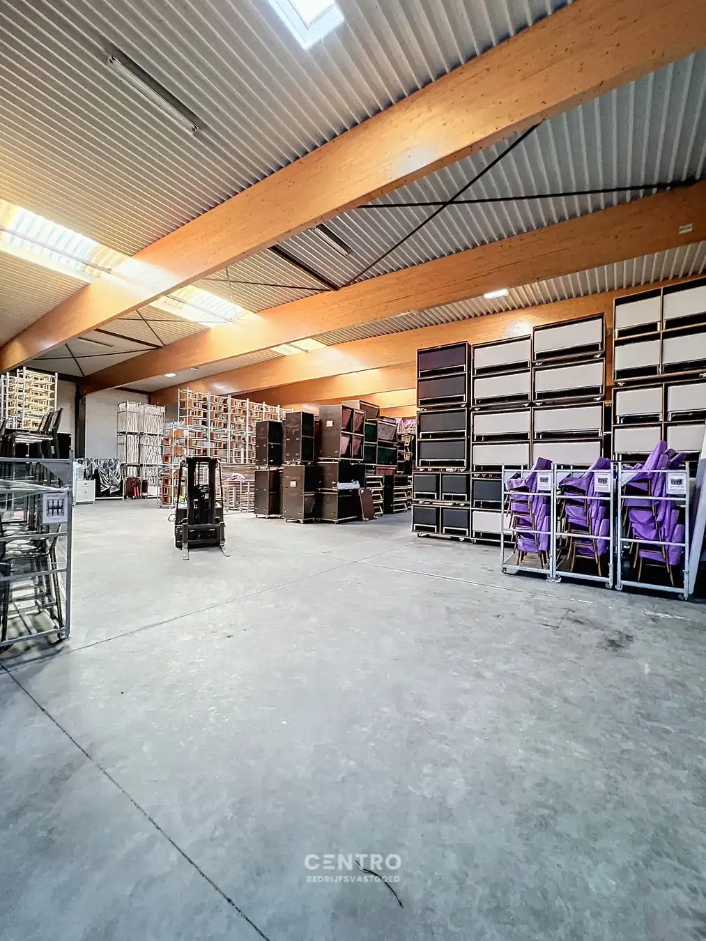 Opslagplaats ( ± 2.000m²) met 7m vrije hoogte vlakbij de havenkop te Roeselare! foto 4