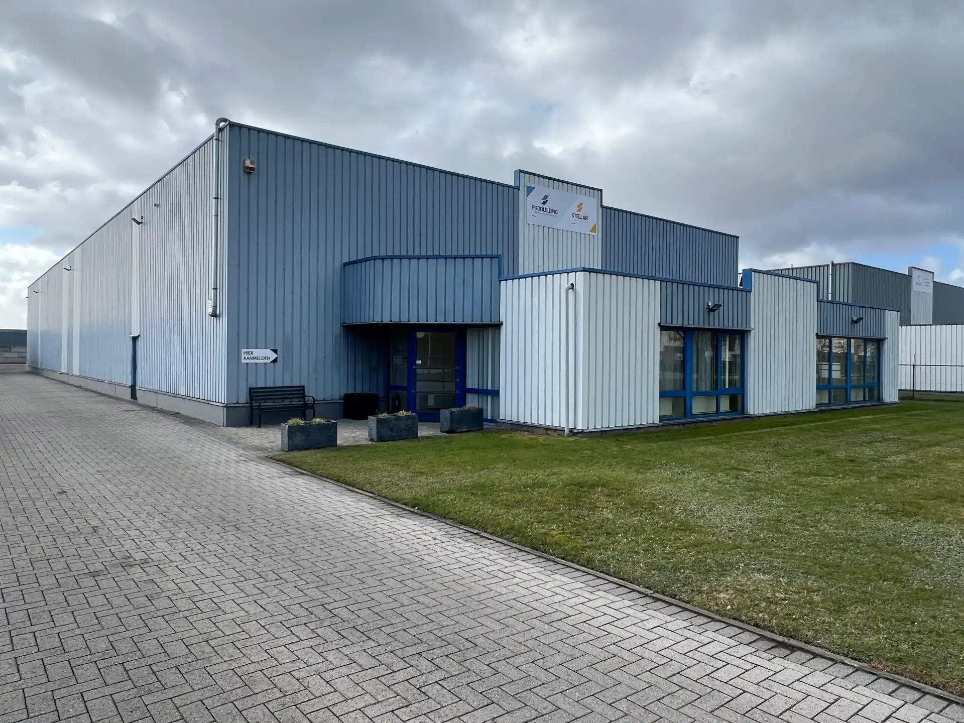 Bedrijfsgebouw met verhard buitenterrein         foto 13