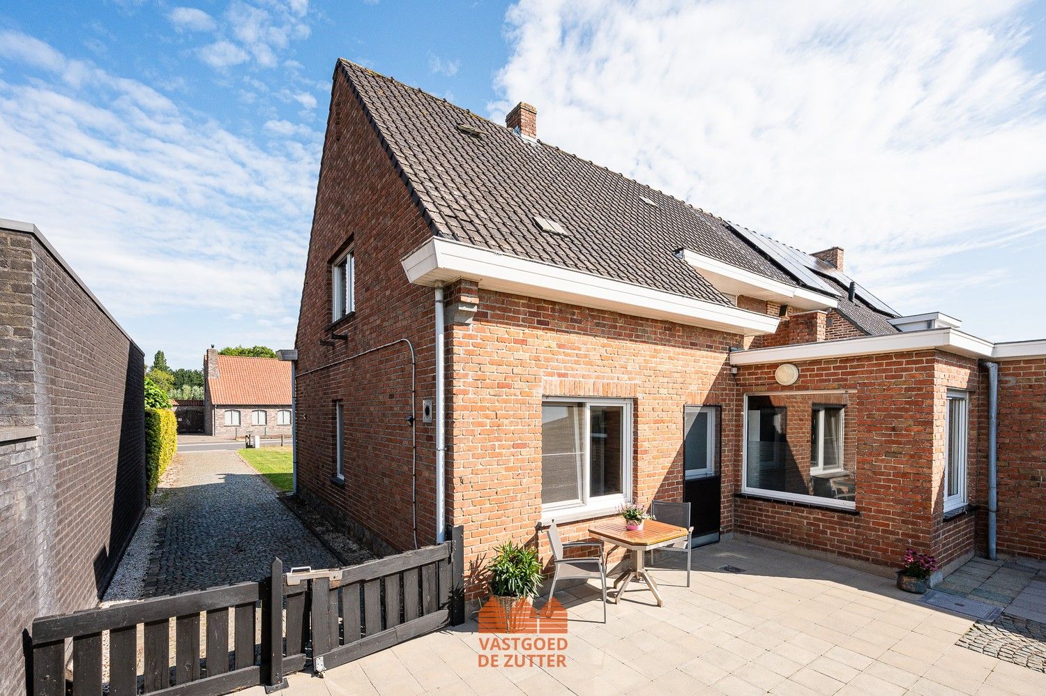 Op te frissen woning met zuid gerichte tuin op een toplocatie te Waarschoot. foto 2