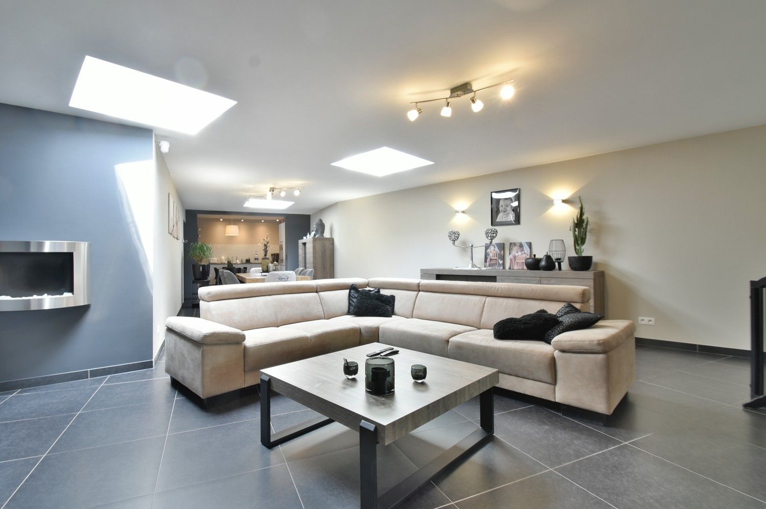 Commercieel gunstig gelegen handelspand met riante privé-woning in het centrum van Lanaken foto {{pictureIndex}}