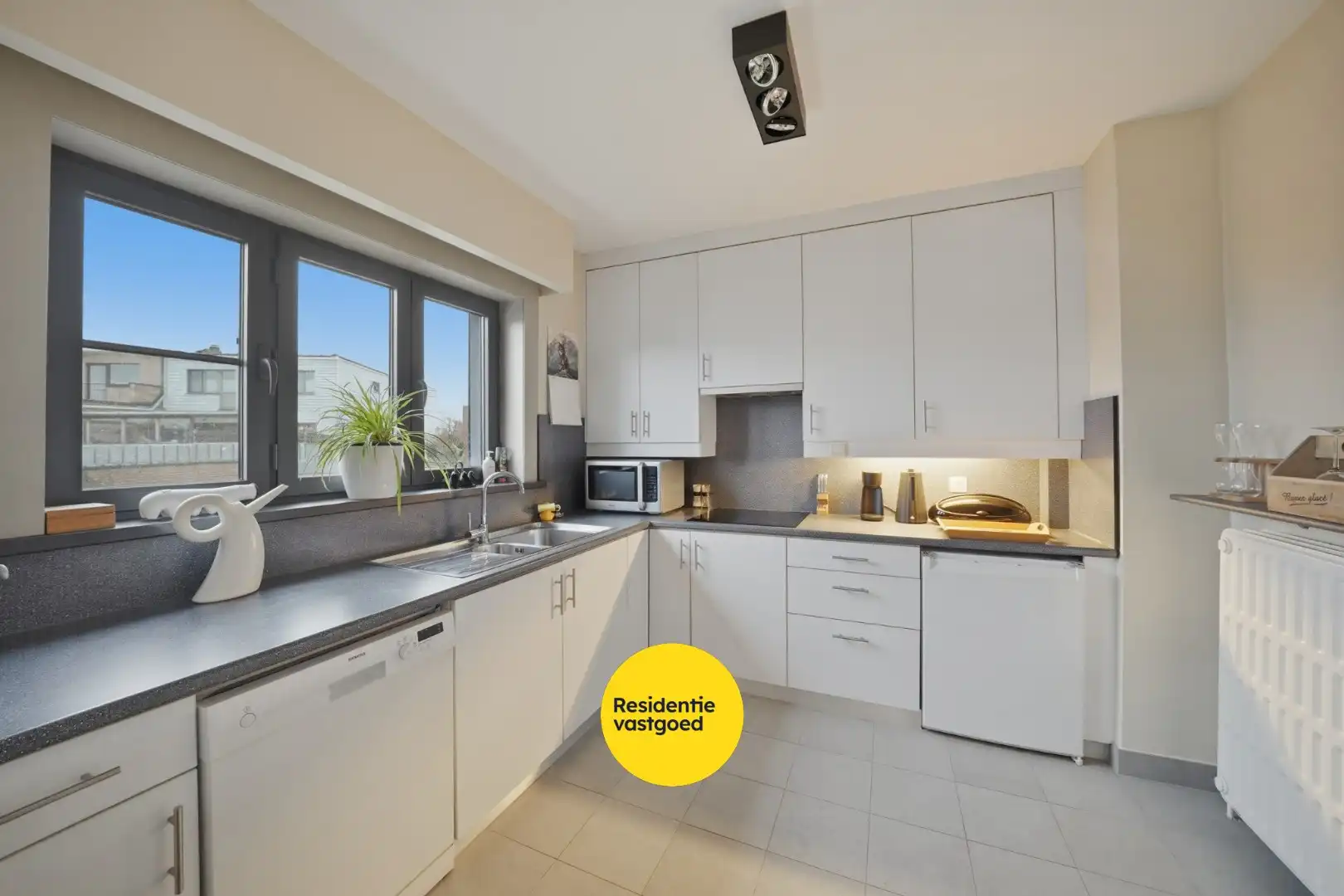 Ruime bel-étage woning met tuin en garage op rustige ligging te Bredene foto 10