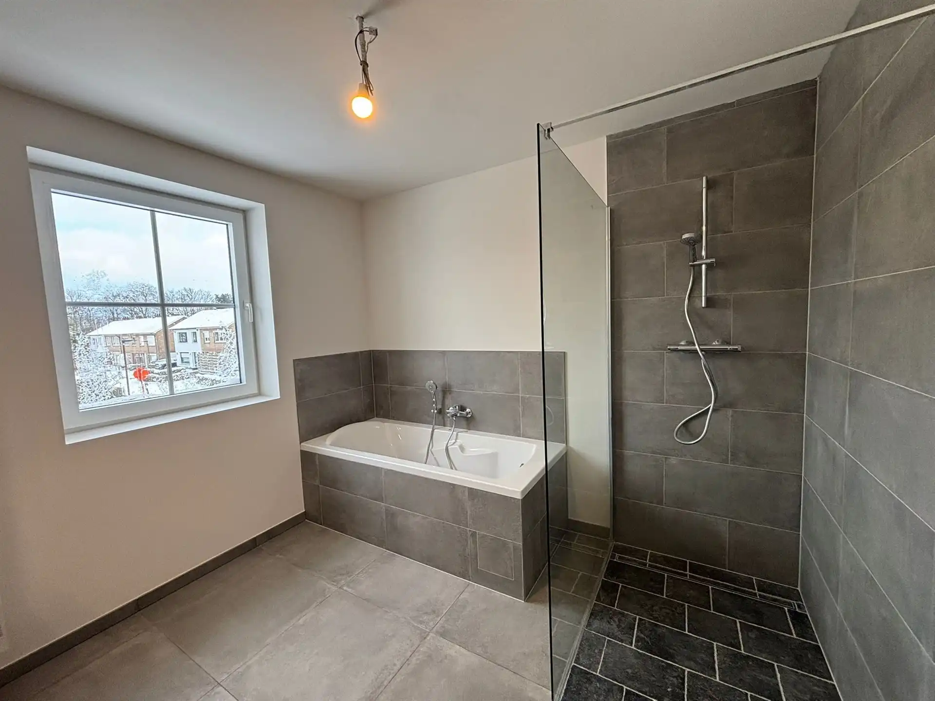 Rustiggelegen, hoogwaardig afgewerkte nieuwbouwwoning nabij het centrum! foto 17