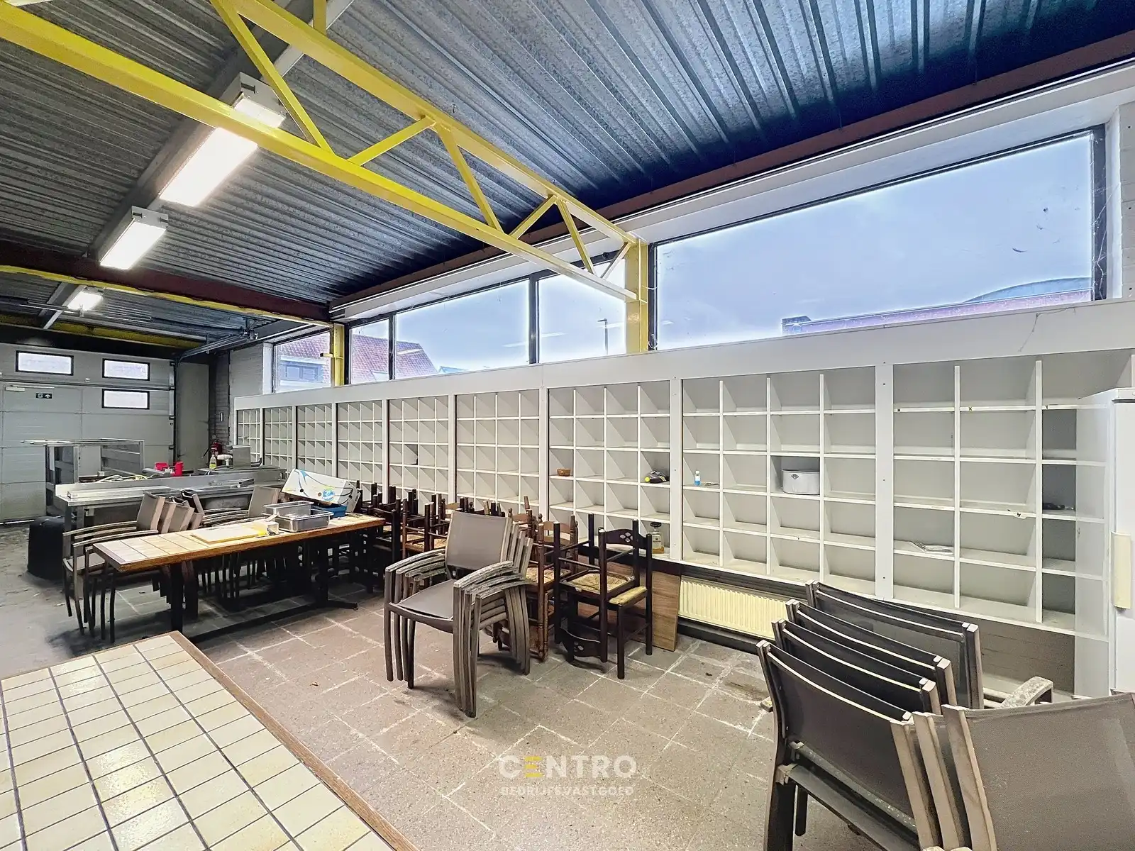 Goed gelegen OPSLAGRUIMTE/WERKPLAATS (ca.75 m²)  te RUMBEKE. foto 3