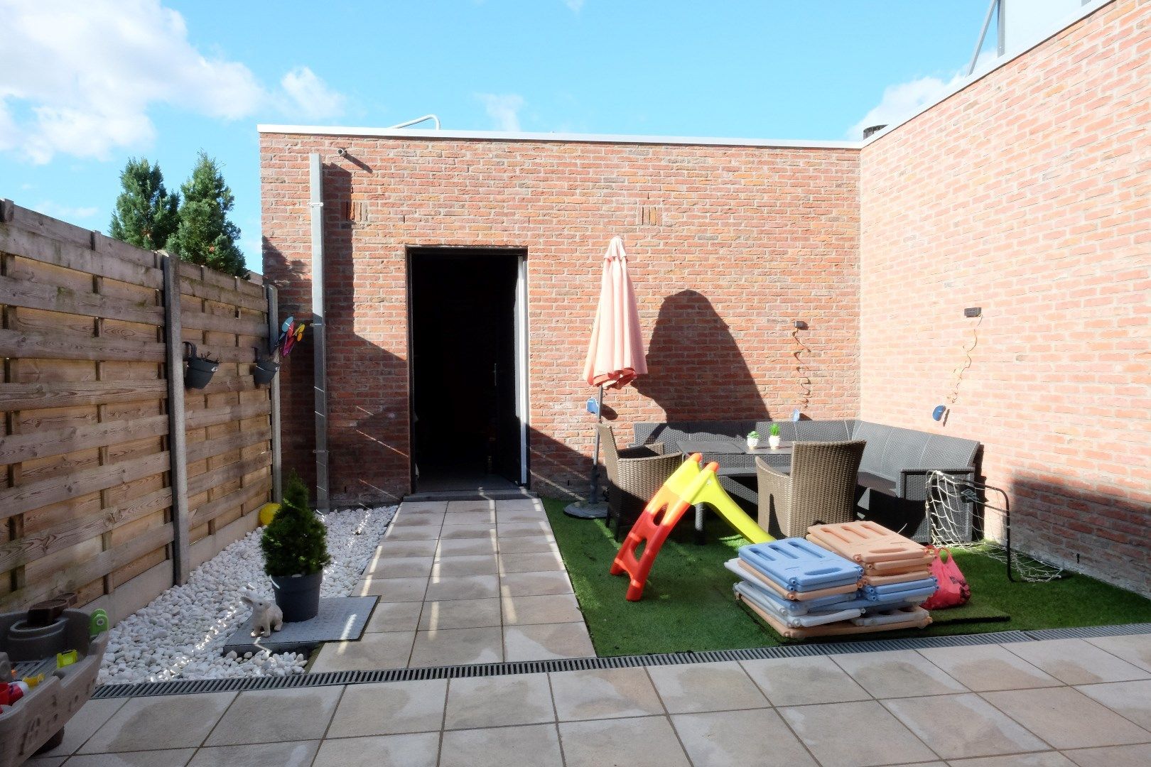 Recente woning met tuin en parkings. foto 6