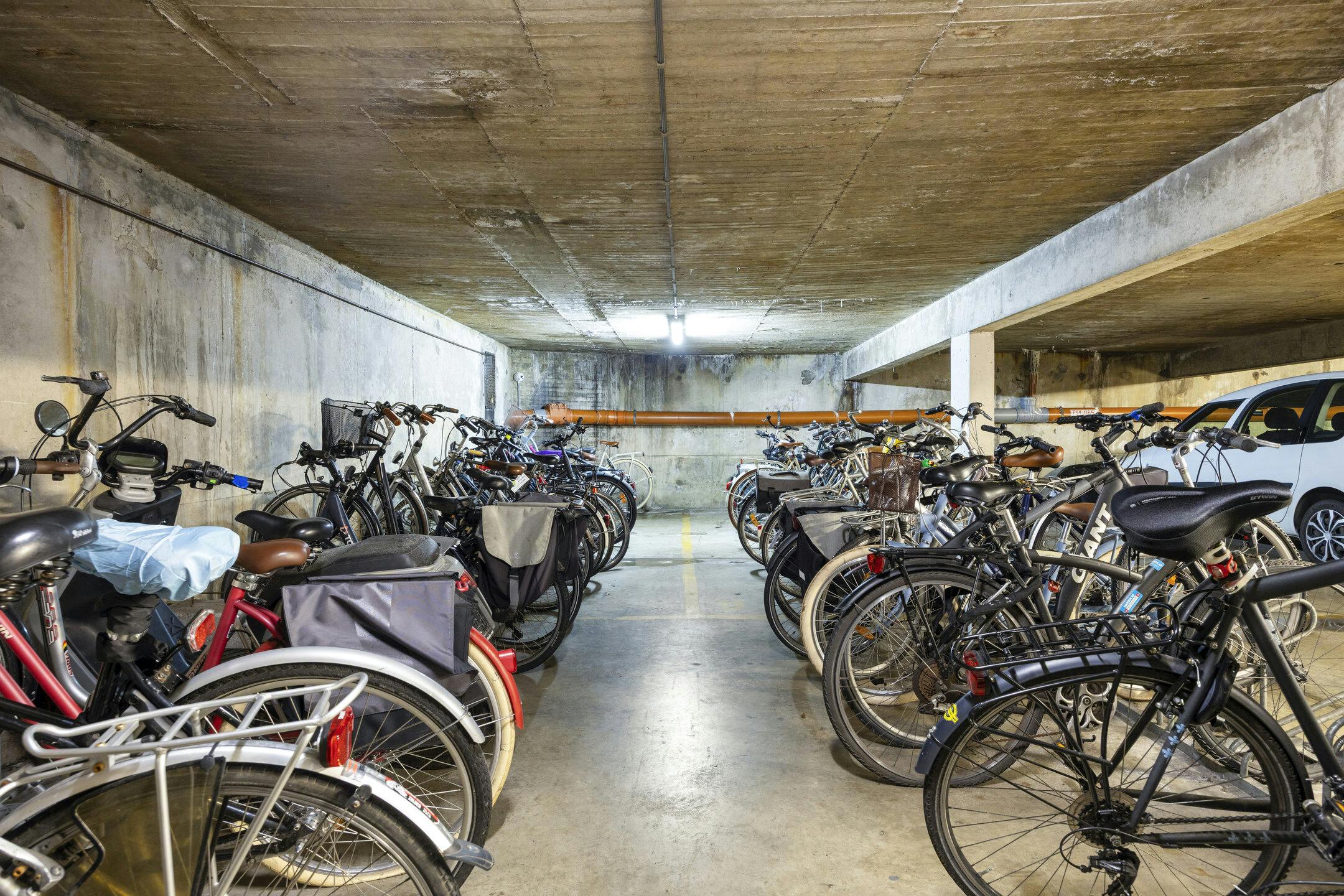 Instapklaar 2-slaapkamerappartement te koop in Berchem foto 16