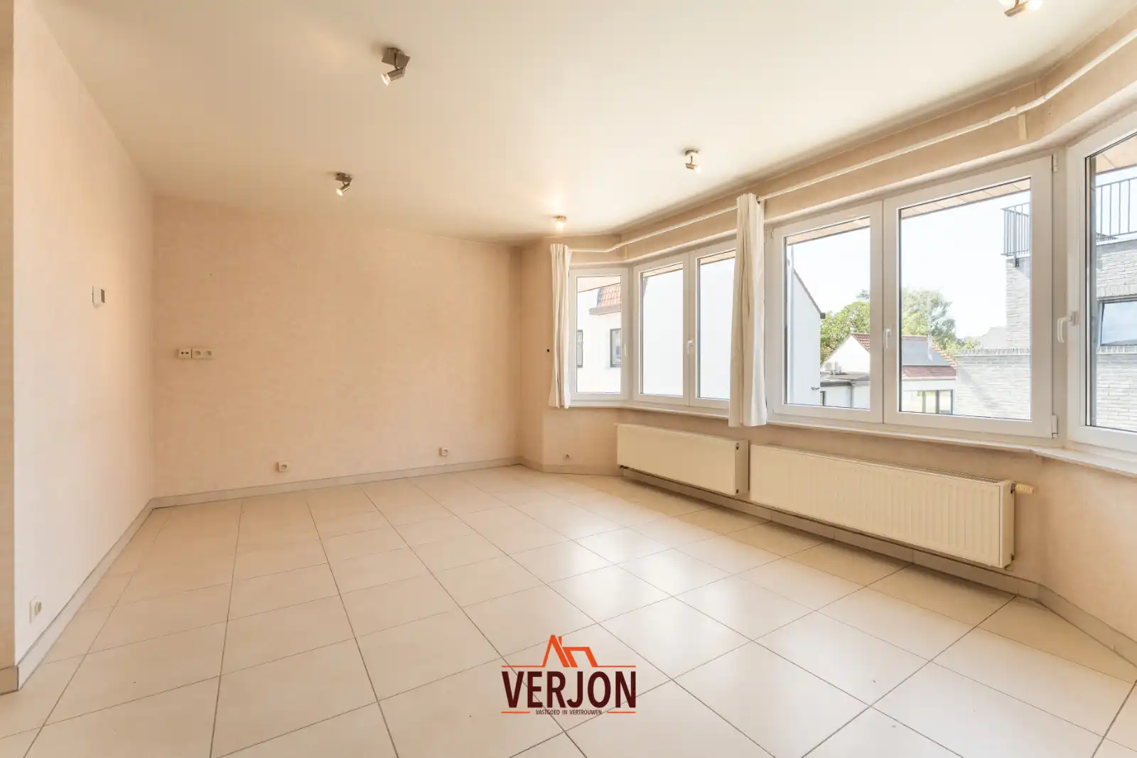 Ruim duplexappartement met 3 slaapkamers, garage en zonnig terras in het centrum van Lichtervelde! foto 4