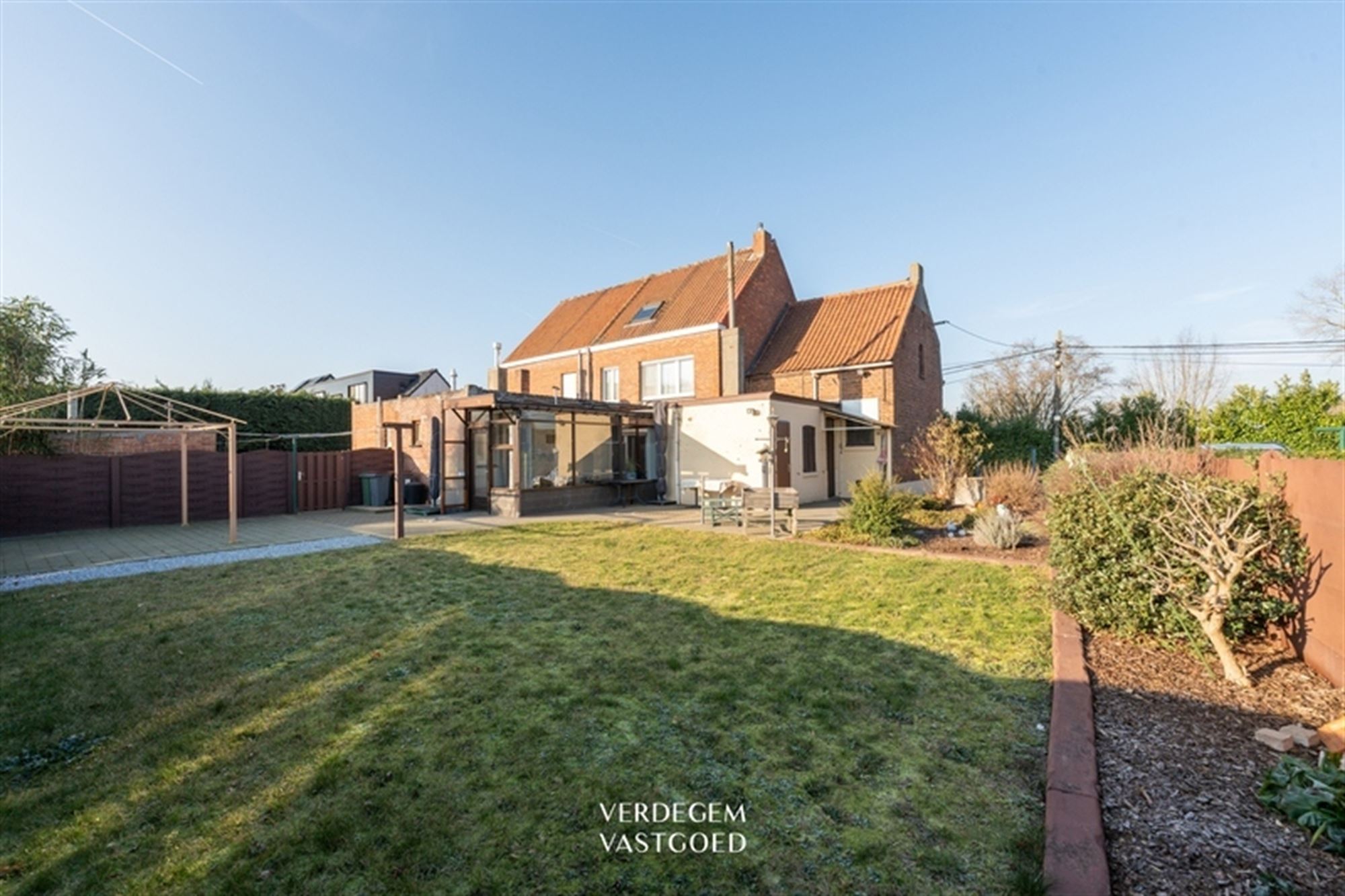 Twee woningen: instapklaar en nieuwbouw- of renovatiepotentieel foto 3