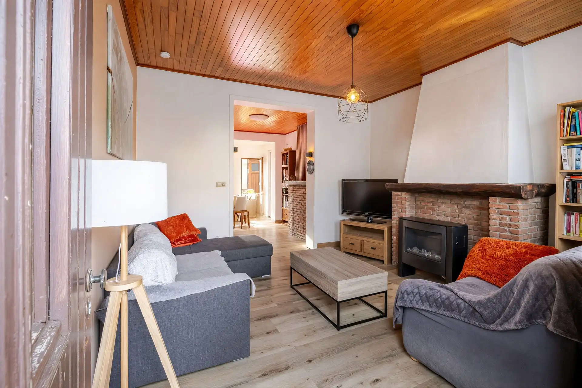 Ruime halfopen bebouwing met mooie tuin, garage en tal van mogelijkheden foto 2