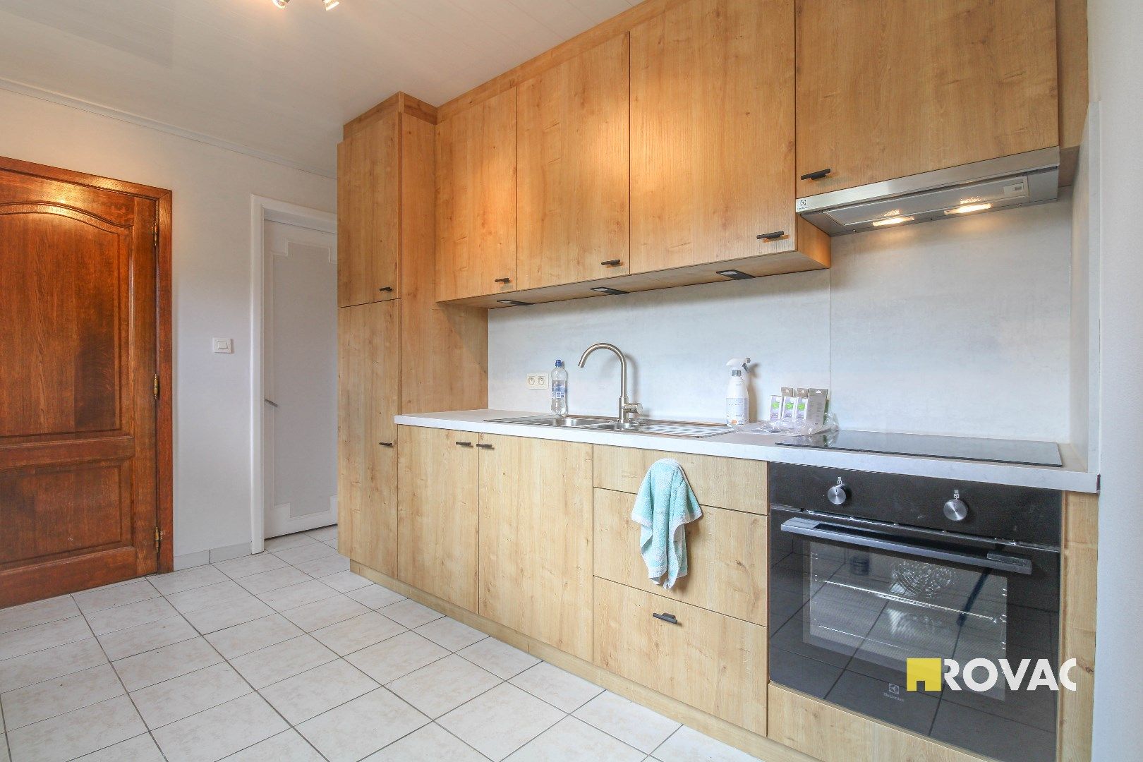 Landelijk gelegen alleenstaande woning met weide! foto 6