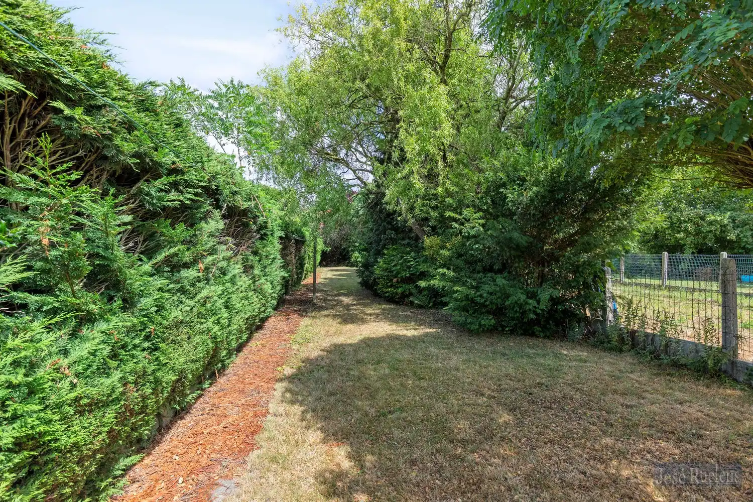 Goede gelegen gezinswoning met zij-ingang en grote tuin. foto 27