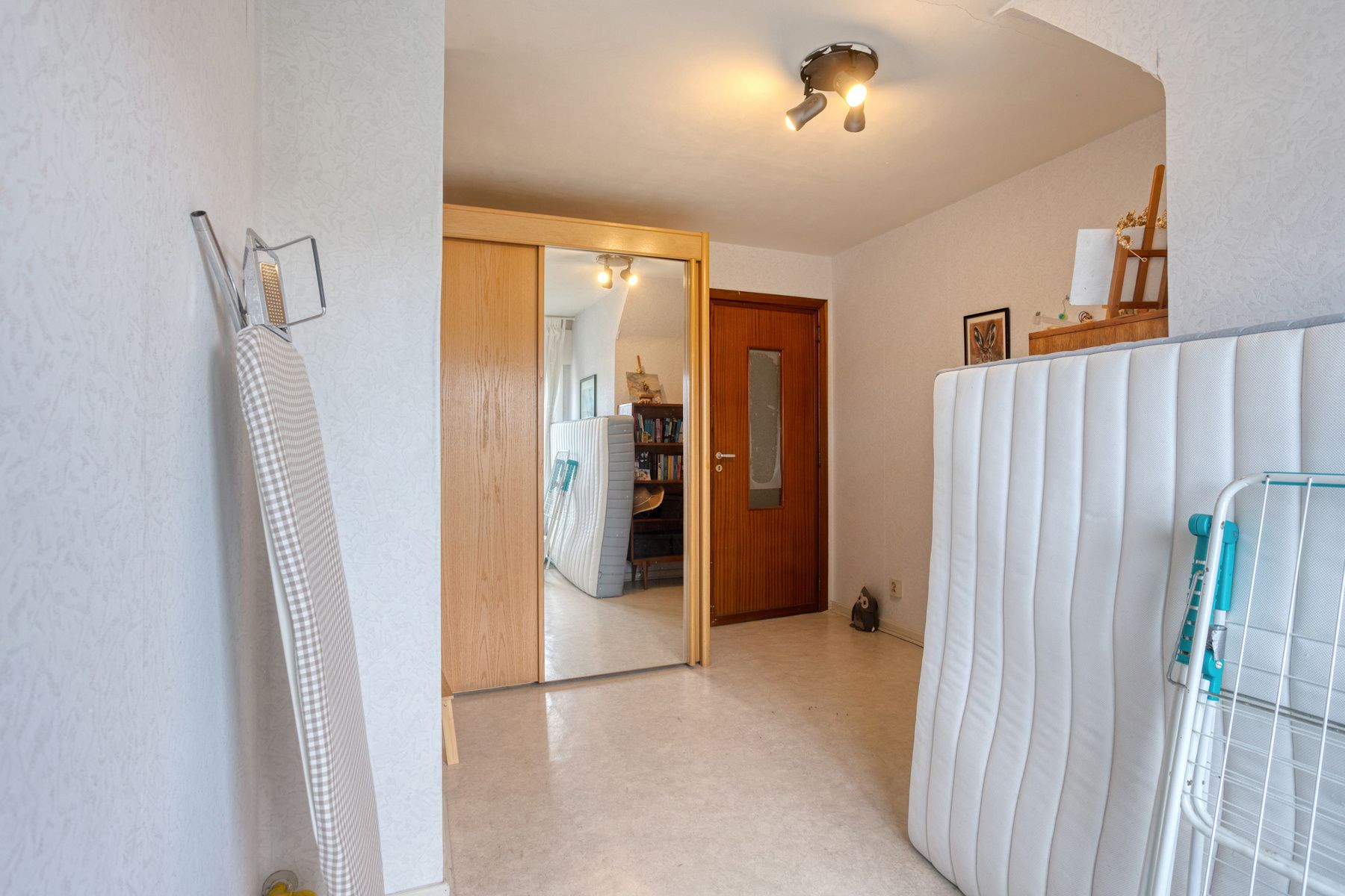 Te moderniseren halfopen woning met tuin en garage foto 15