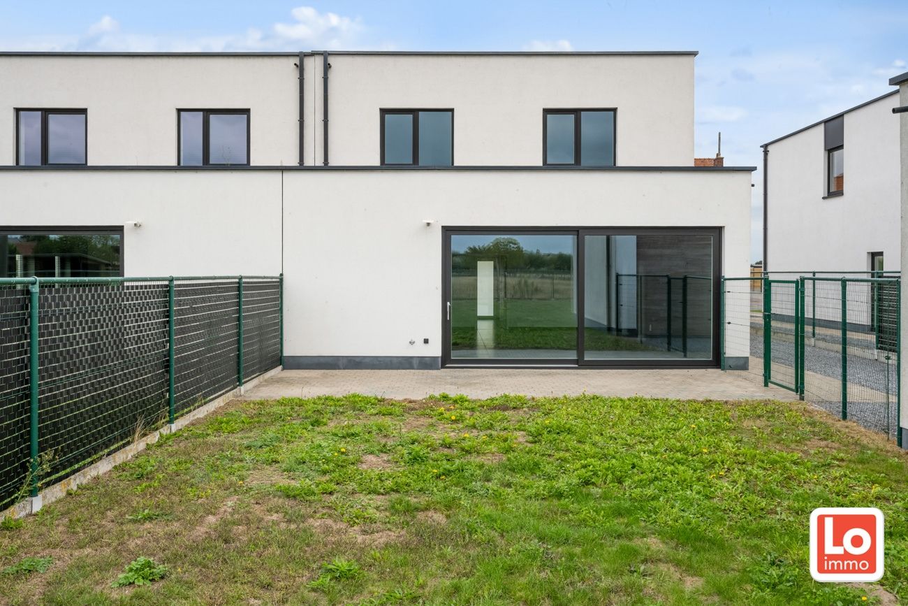 Moderne en instapklare halfopen woning met afzonderlijke garage in Lochristi! foto 16