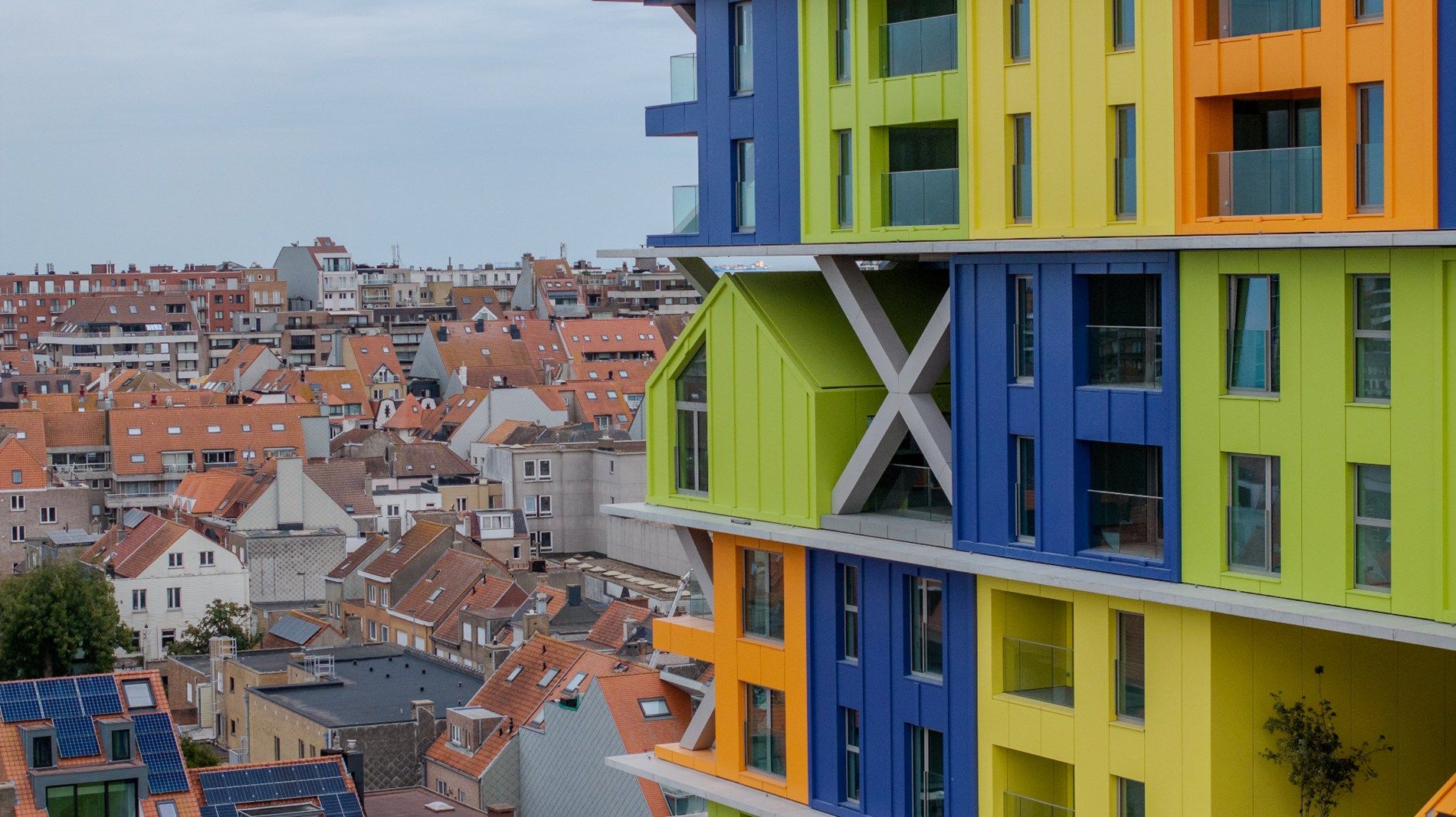 HOOST is een iconische woontoren met een expressief gevelontwerp op enkele honderden meters van de zee. foto 8