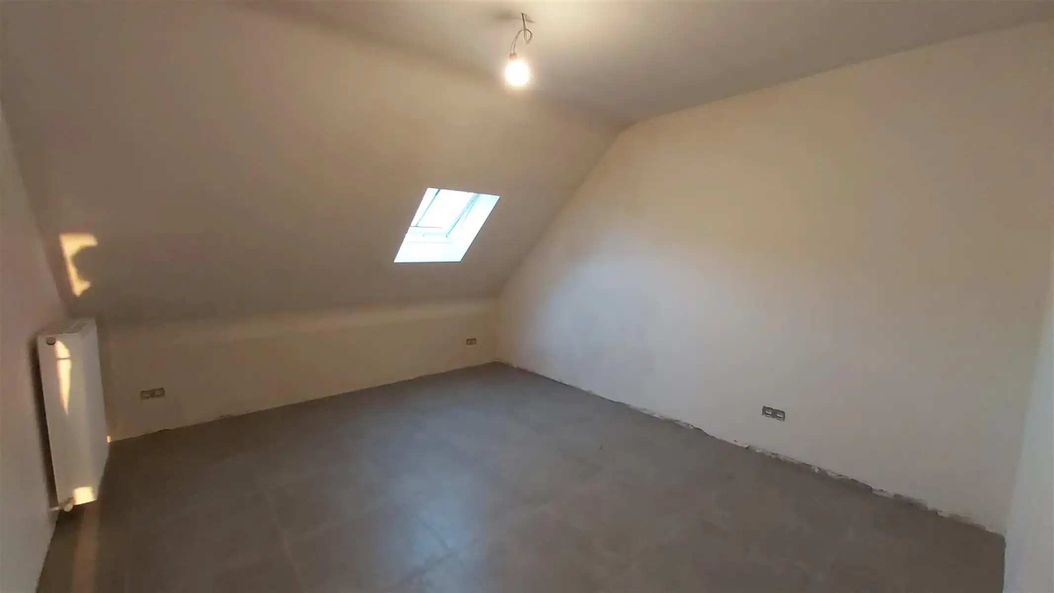 Gerenoveerd appartement op de 1ste verdieping met 2 slaapkamers, royaal terras en garage. Gelegen nabij centrum Hoogstraten. foto 6