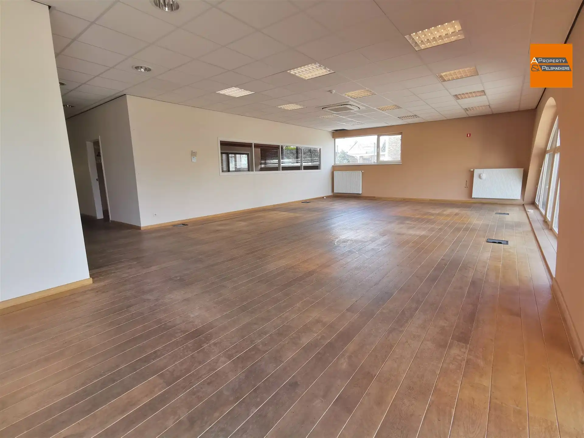 Bedrijfspand met verschillende mogelijkheden op uitstekende locatie foto 7