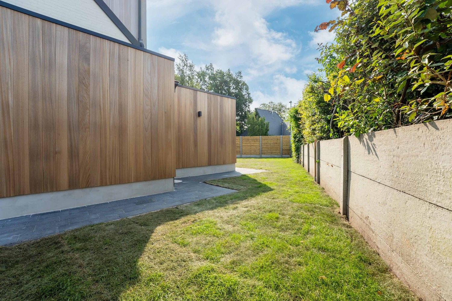 Volledig gerenoveerde woning met tuin en parkeerplaats foto 2