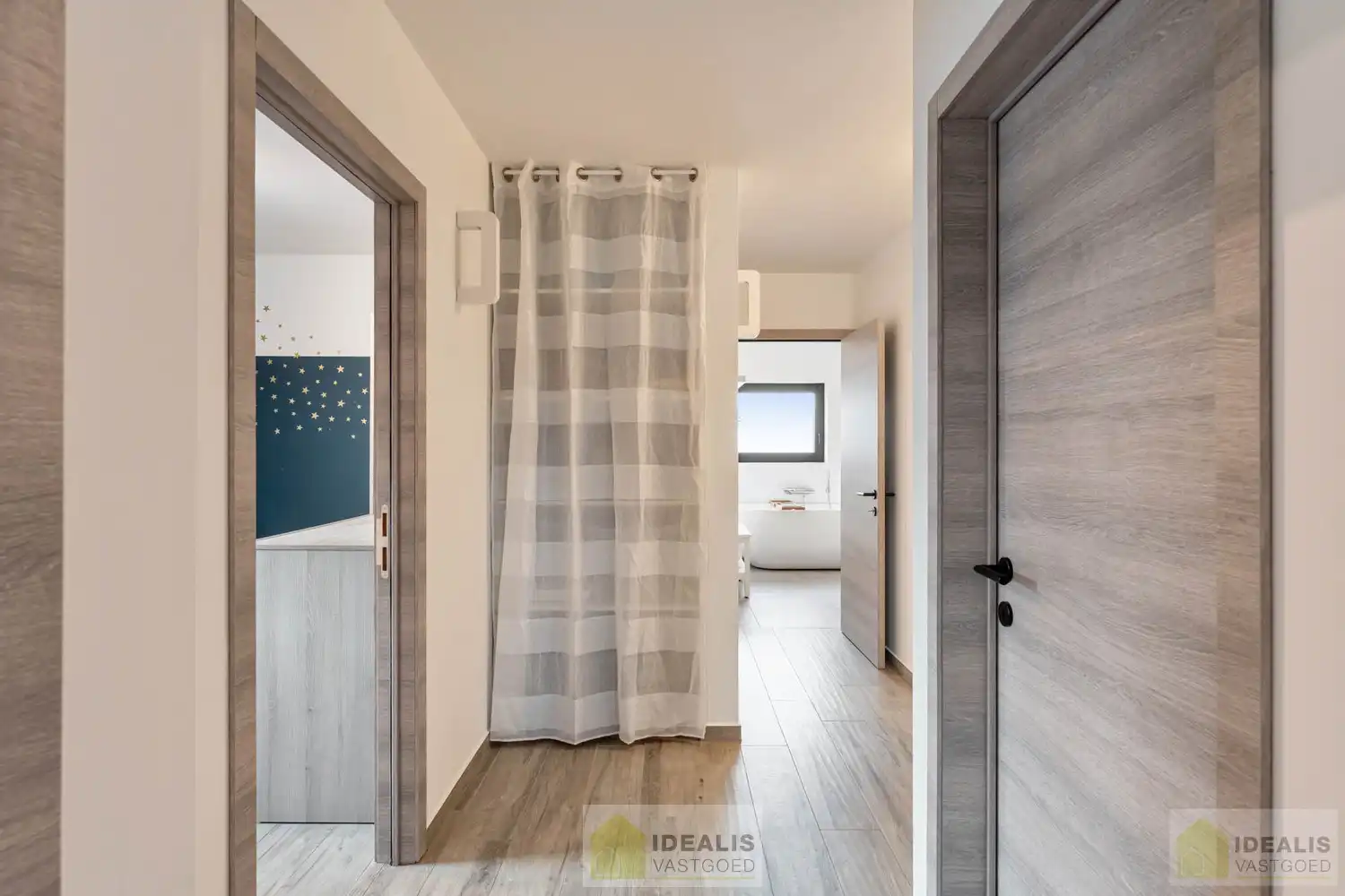 RECENTE, PERFECT ONDERHOUDEN EN MODERN OPGETROKKEN WONING foto 36