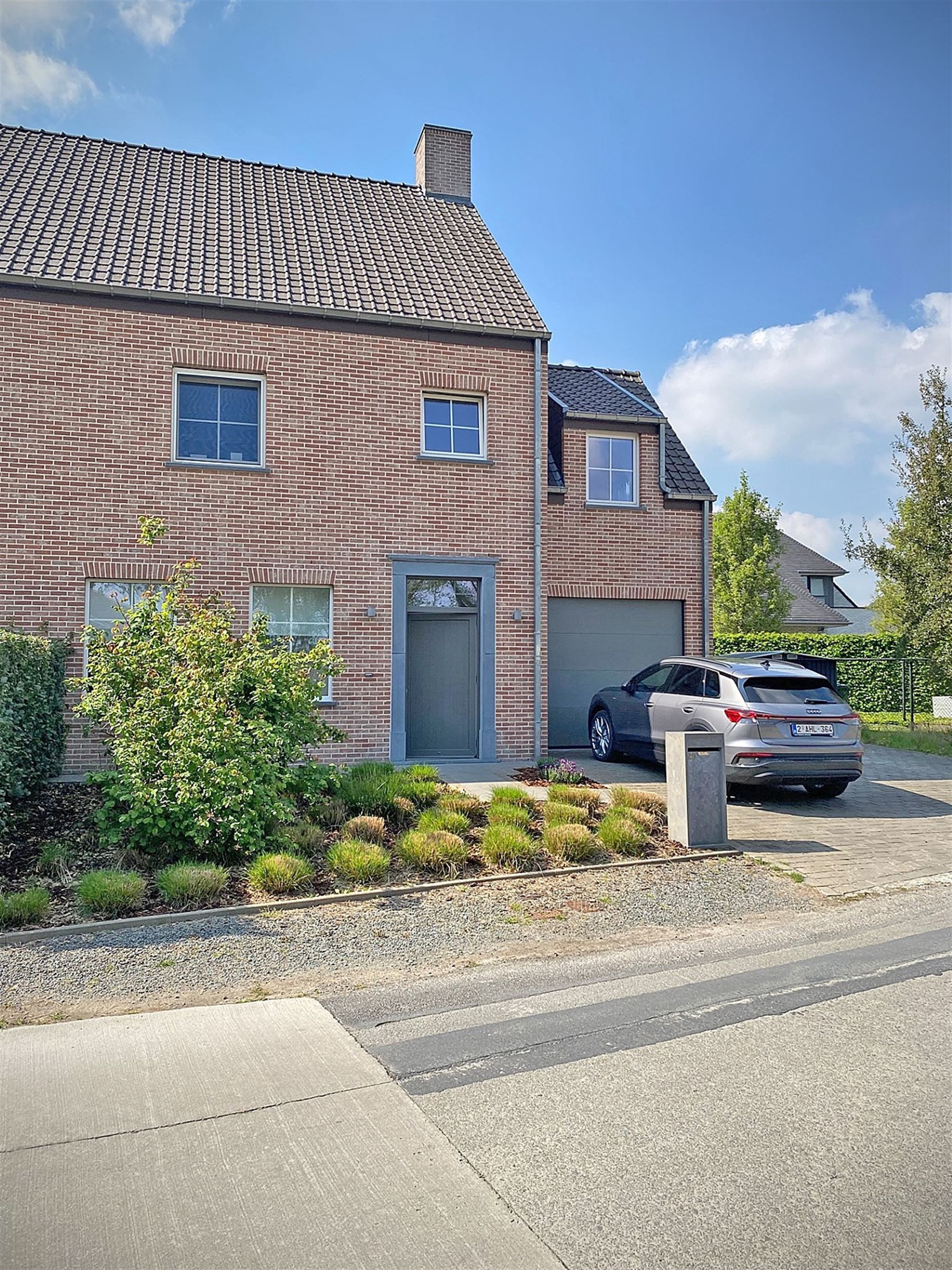 Charmante WONING (HOB) met 3 slaapkamers, garage & tuintje foto {{pictureIndex}}