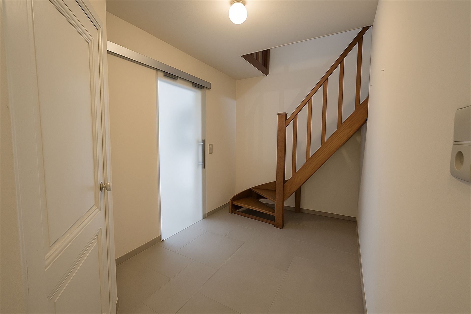 Stadswoning met 2 slpks, garage en terras foto 10