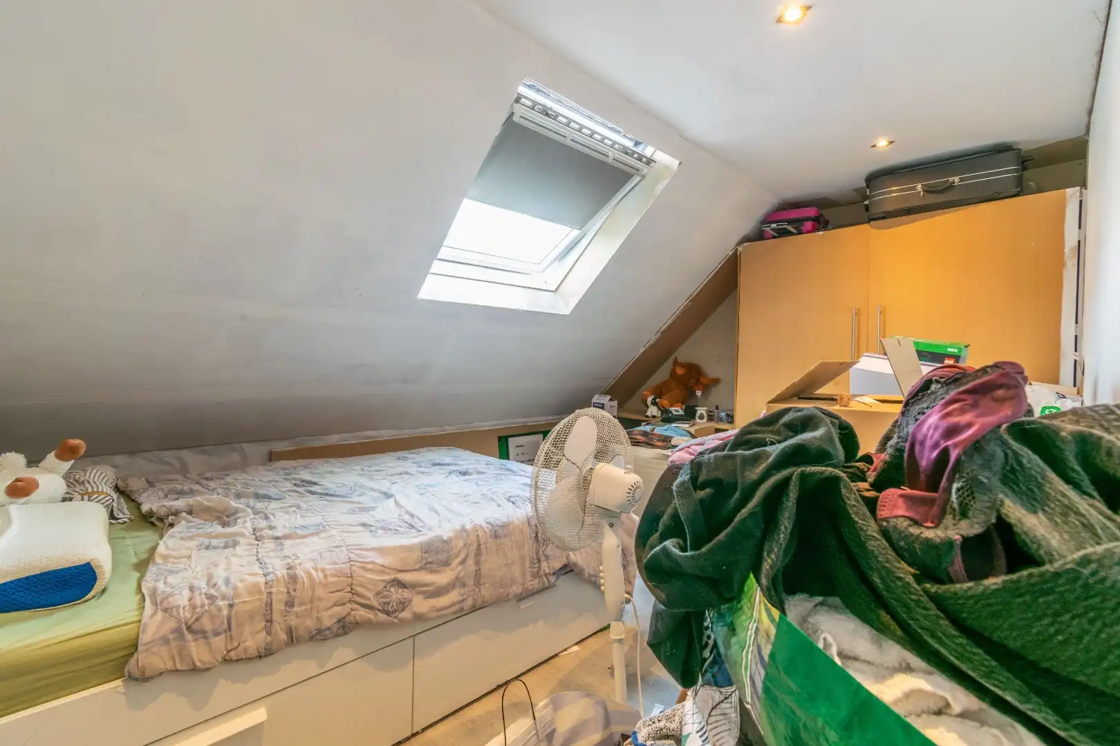 Een mooi gelegen, deels te renoveren woning met 4 slaapkamers!! foto 6