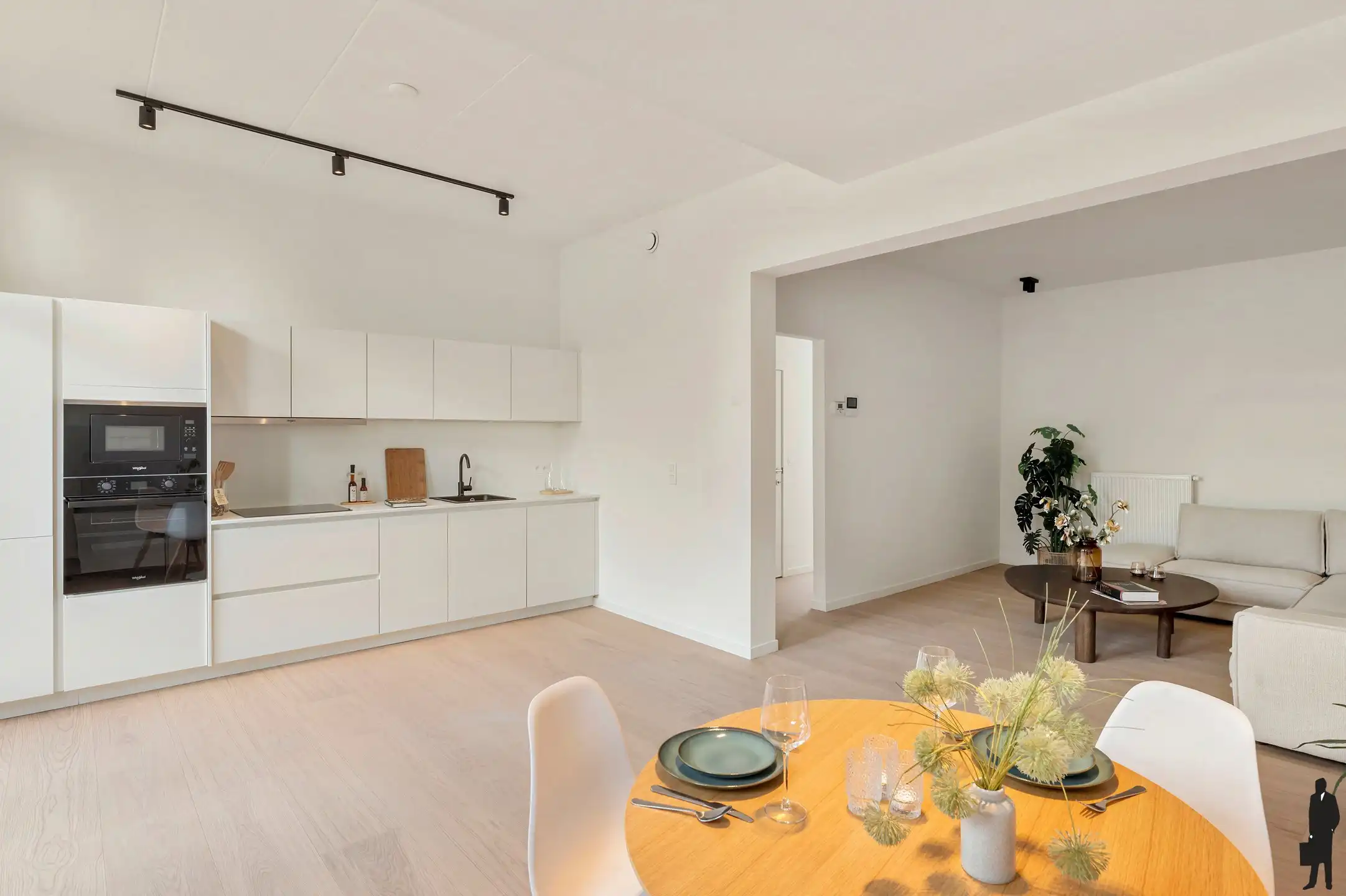 Gerenoveerd dakappartement met twee slaapkamers foto {{pictureIndex}}