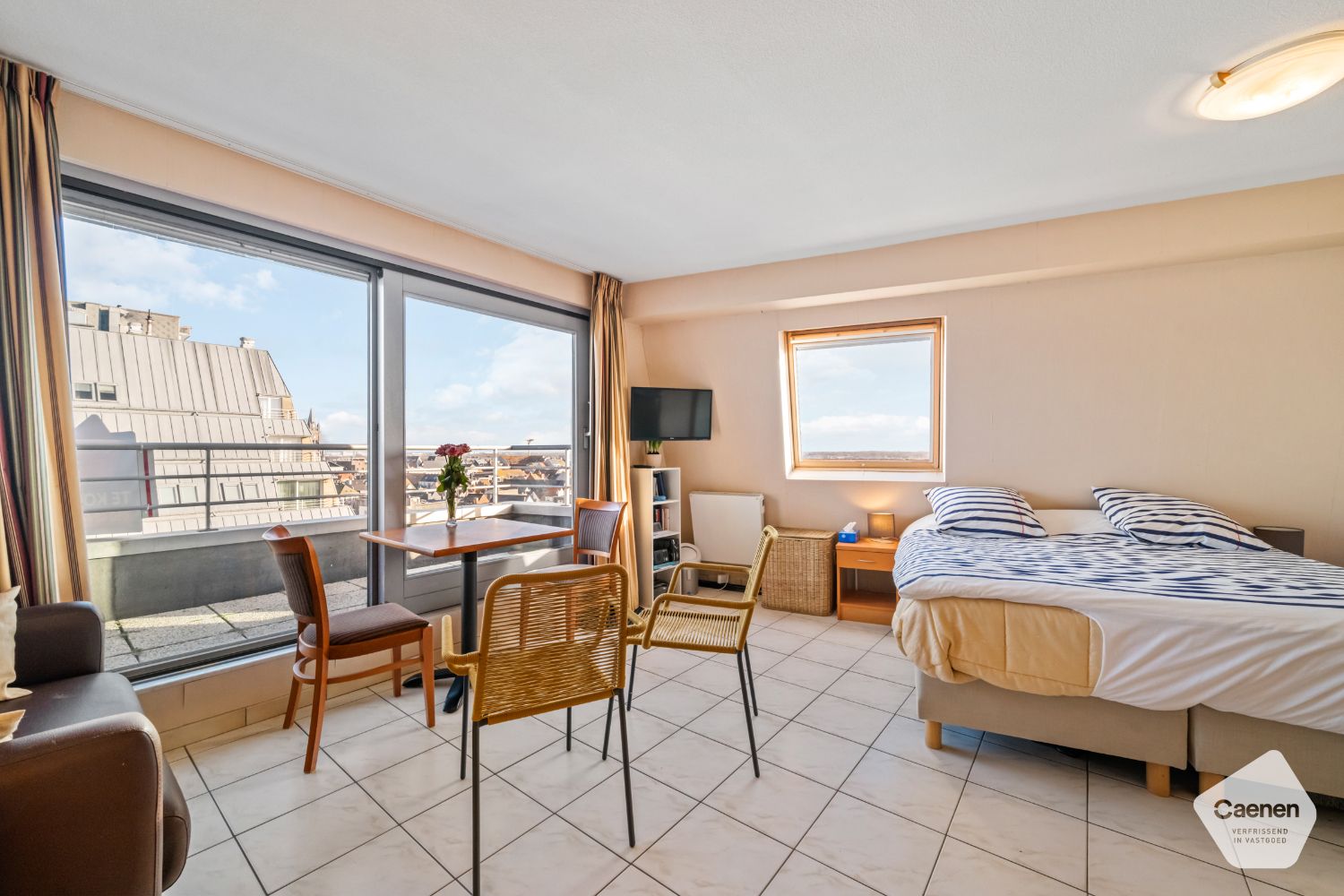 Lichtrijke studio met een prachtig uitzicht op zowel de zee als het hinterland foto 4