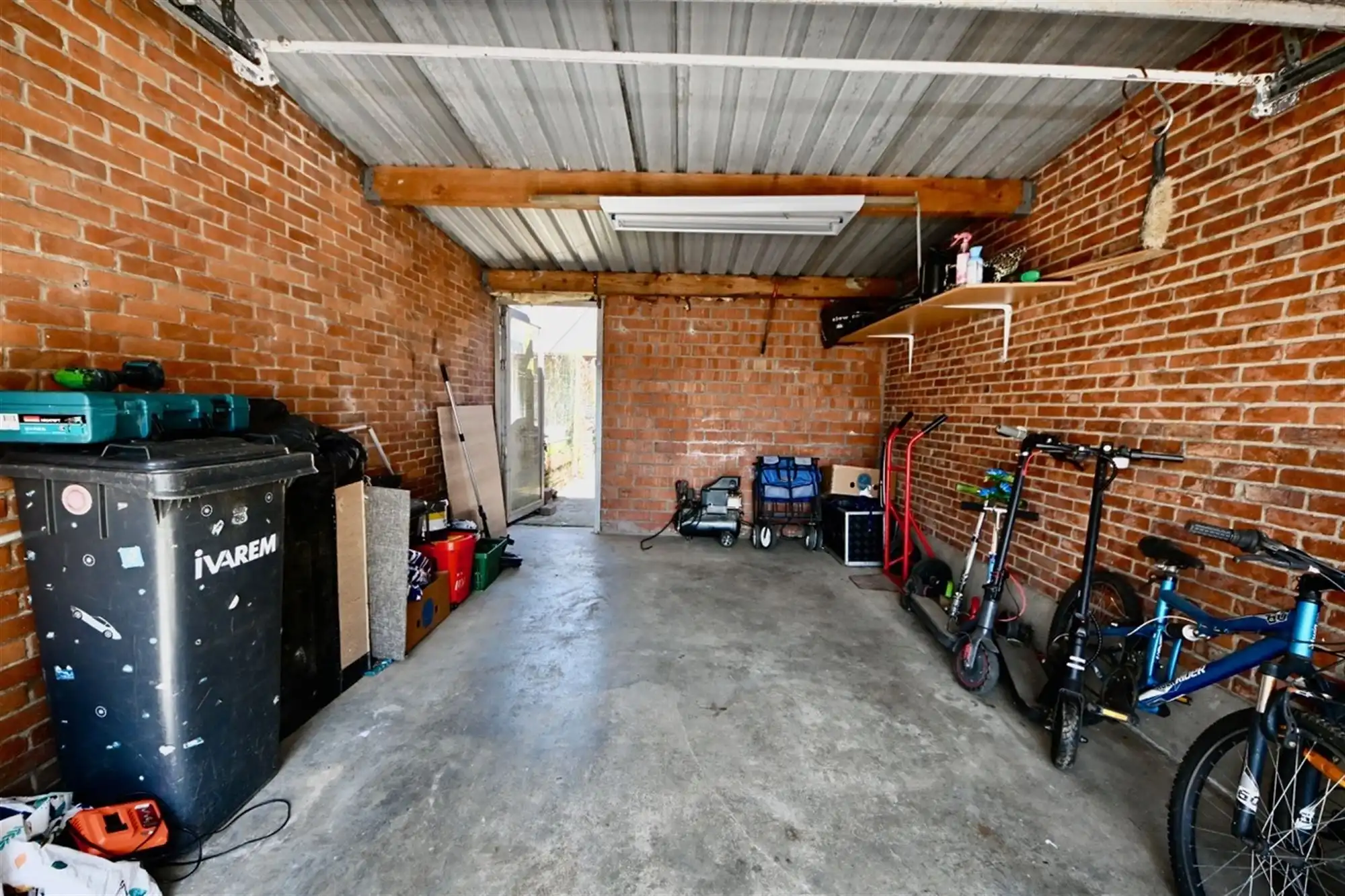 Te renoveren woning met 3 slaapkamers, garage en tuin.  foto 23