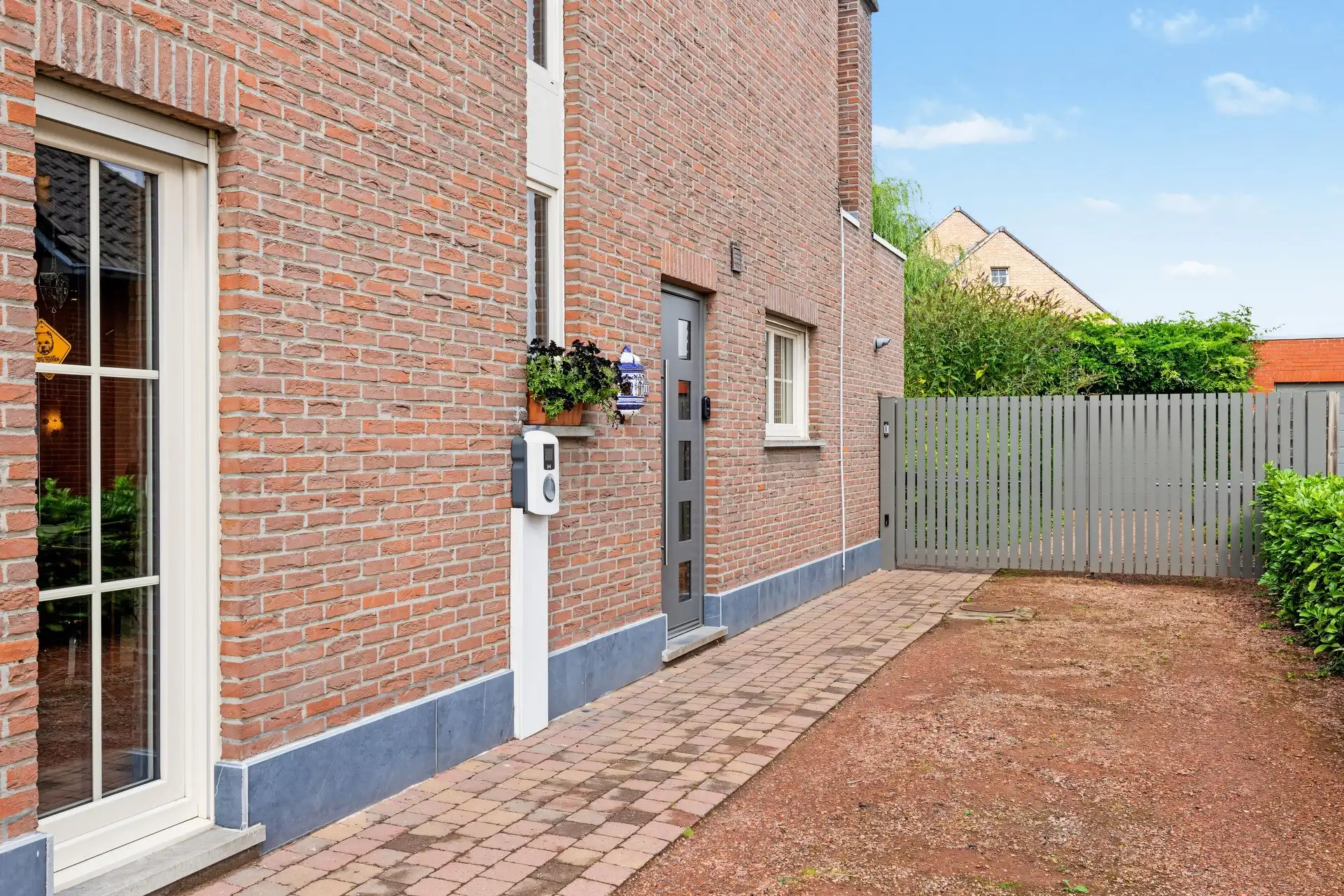 Uitstekend gelegen gezinswoning met 3 slaapkamers, losstaande garage en gezellige tuin foto 2