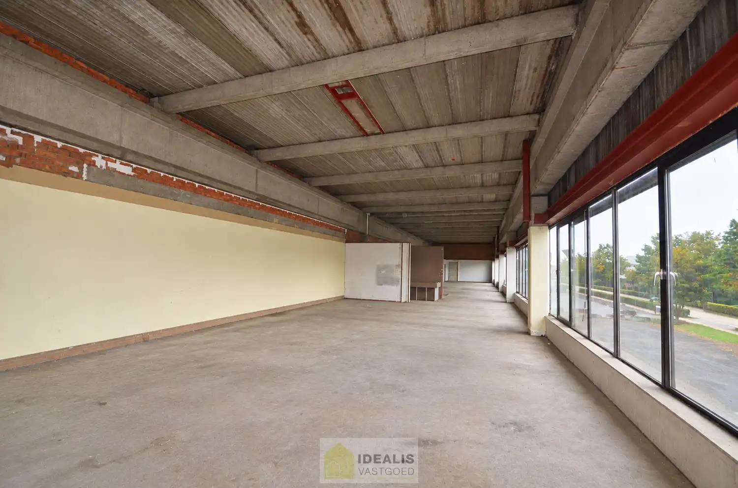 IDEALIS VASTGOED - UITZONDERLIJK RUIME NOG AF TE WERKEN KANTOORRUIMTE VAN MAAR LIEFST 408 M² OP STRATEGISCHE LOCATIE IN INDUSTRIEZONE LANKLAAR MET ZEER RUIME PARKEERGELEGENHEID! – Deze kantoorruimte omvat de volledige eerste verdieping van een bedrijfsgebouw en wordt aangeboden in casco staat, waarbij de toekomstige huurder de mogelijkheid heeft om de ruimtes volledig naar eigen wens en behoeften af te werken en in te delen. Verfraaiingswerken aan de gevel en het plaatsen van nieuwe glaspartijen zijn nog door en voor rekening van de verhuurder. Het pand geniet bovendien een uitstekende bereikbaarheid dankzij de nabijheid van de N75 en de autosnelweg E314, alsook van zeer ruime parkeergelegenheid! foto 8